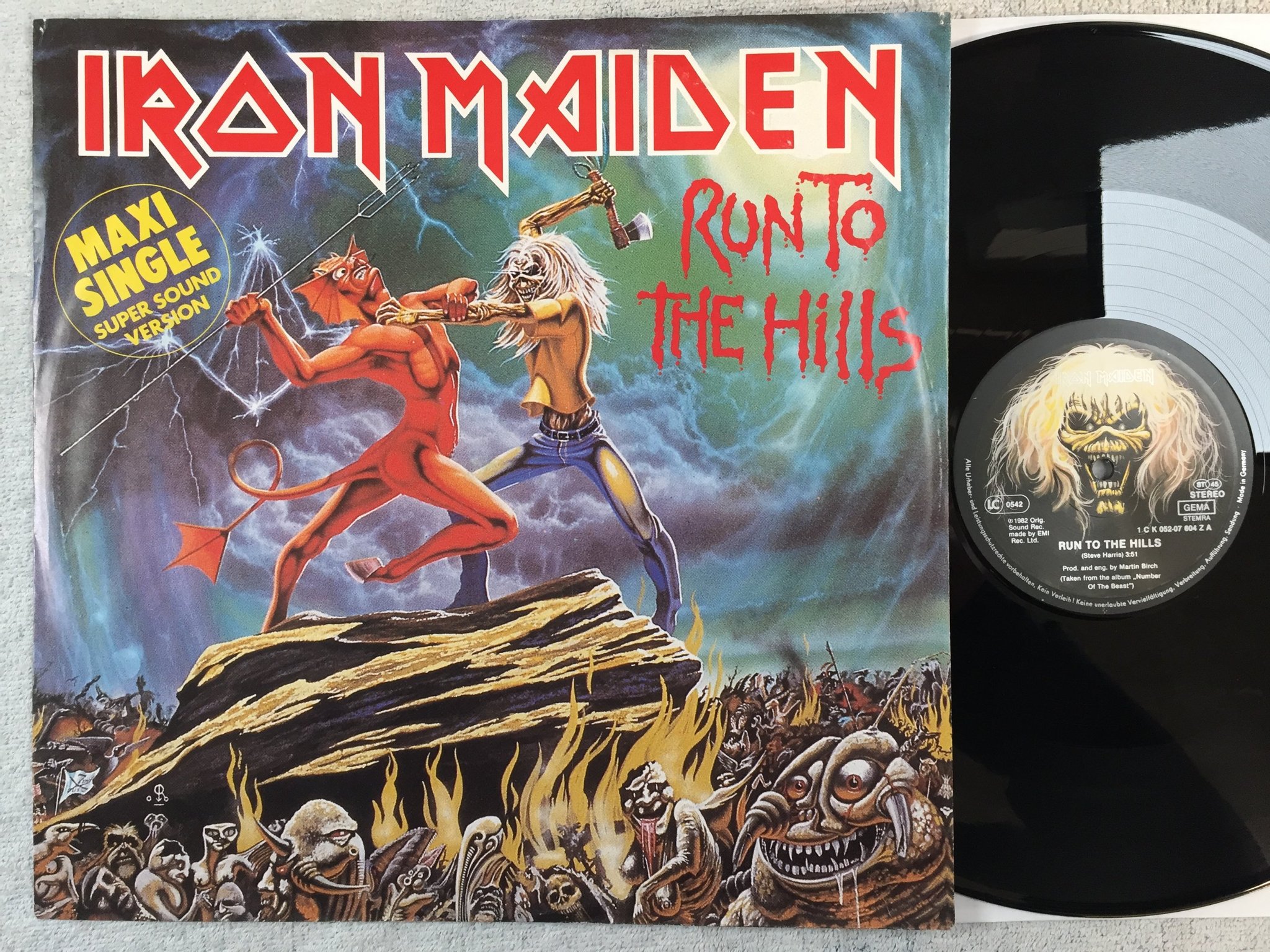 Omslagsbild för skivan IRON MAIDEN run in the hills LP -82 GER EMI 1C K052-07604