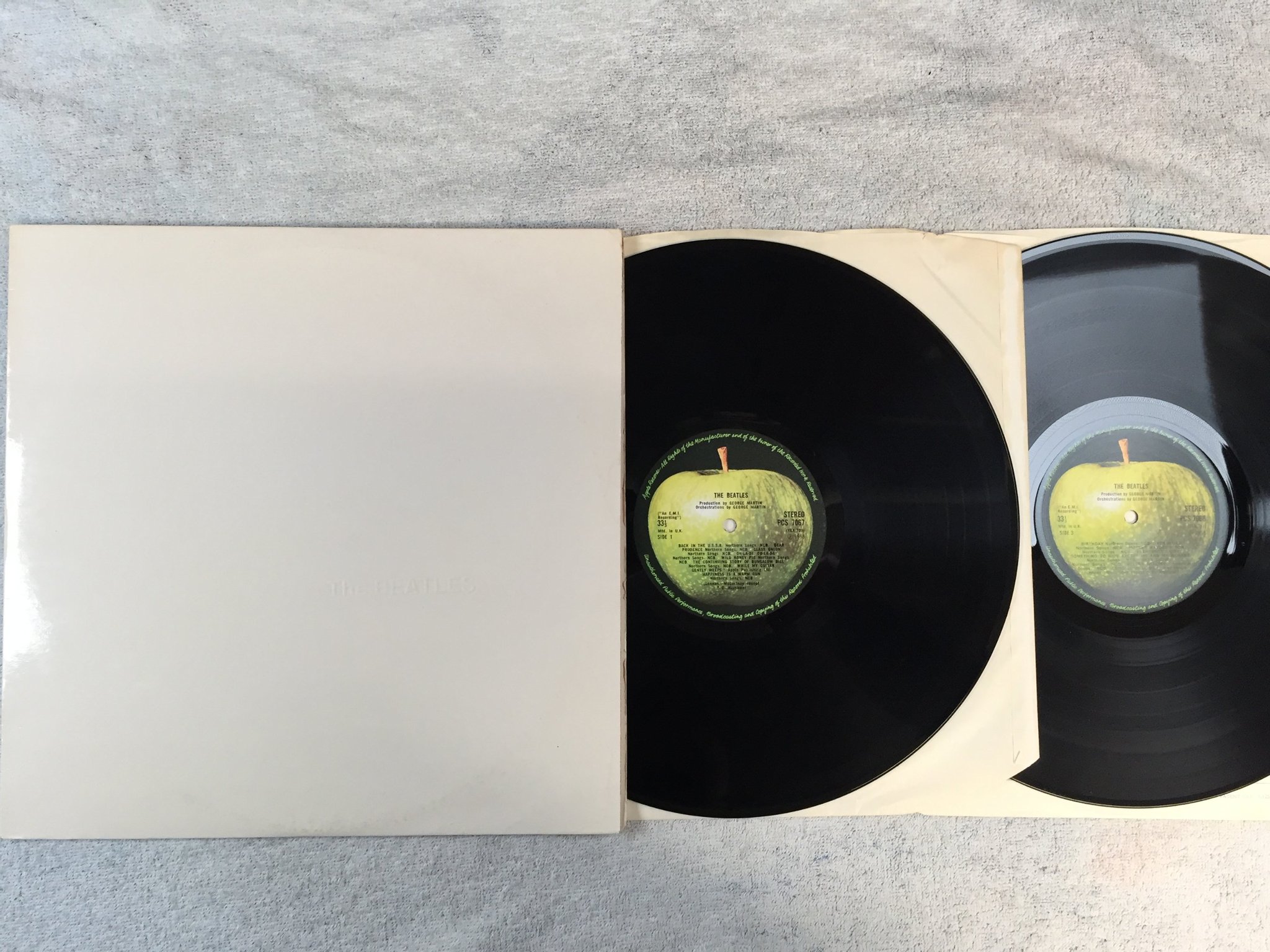 Omslagsbild för skivan THE BEATLES white album LP -68 UK PCS 7067 w/ inserts 