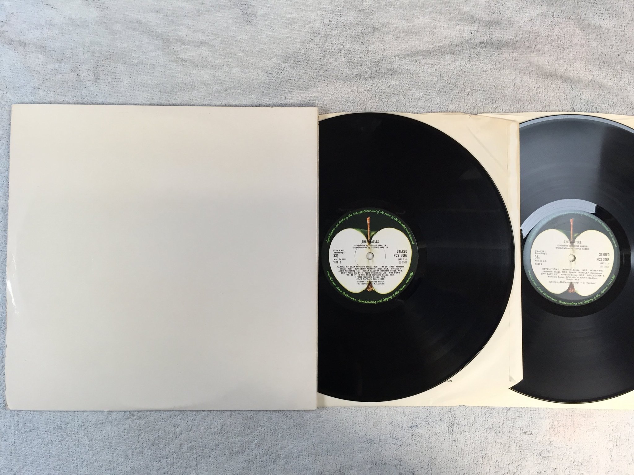Omslagsbild för skivan THE BEATLES white album LP -68 UK PCS 7067 w/ inserts 