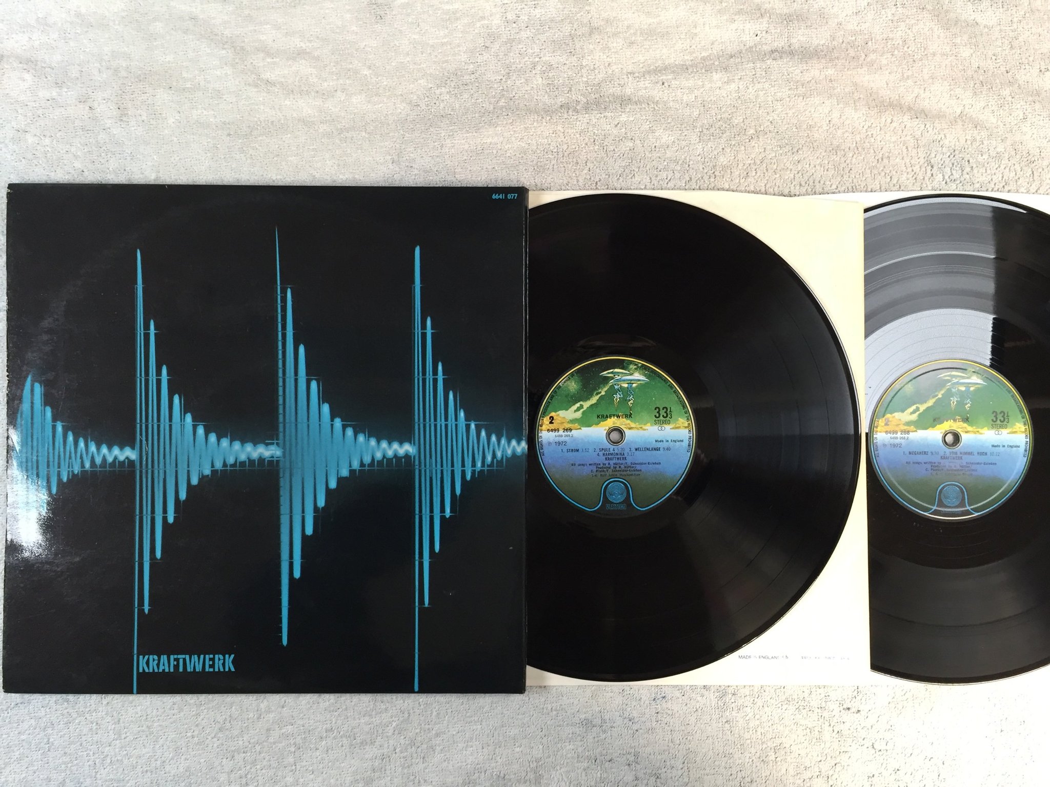 Omslagsbild för skivan KRAFTWERK s/t LP -72 UK VERTIGO spaceship 6499268 krautrock