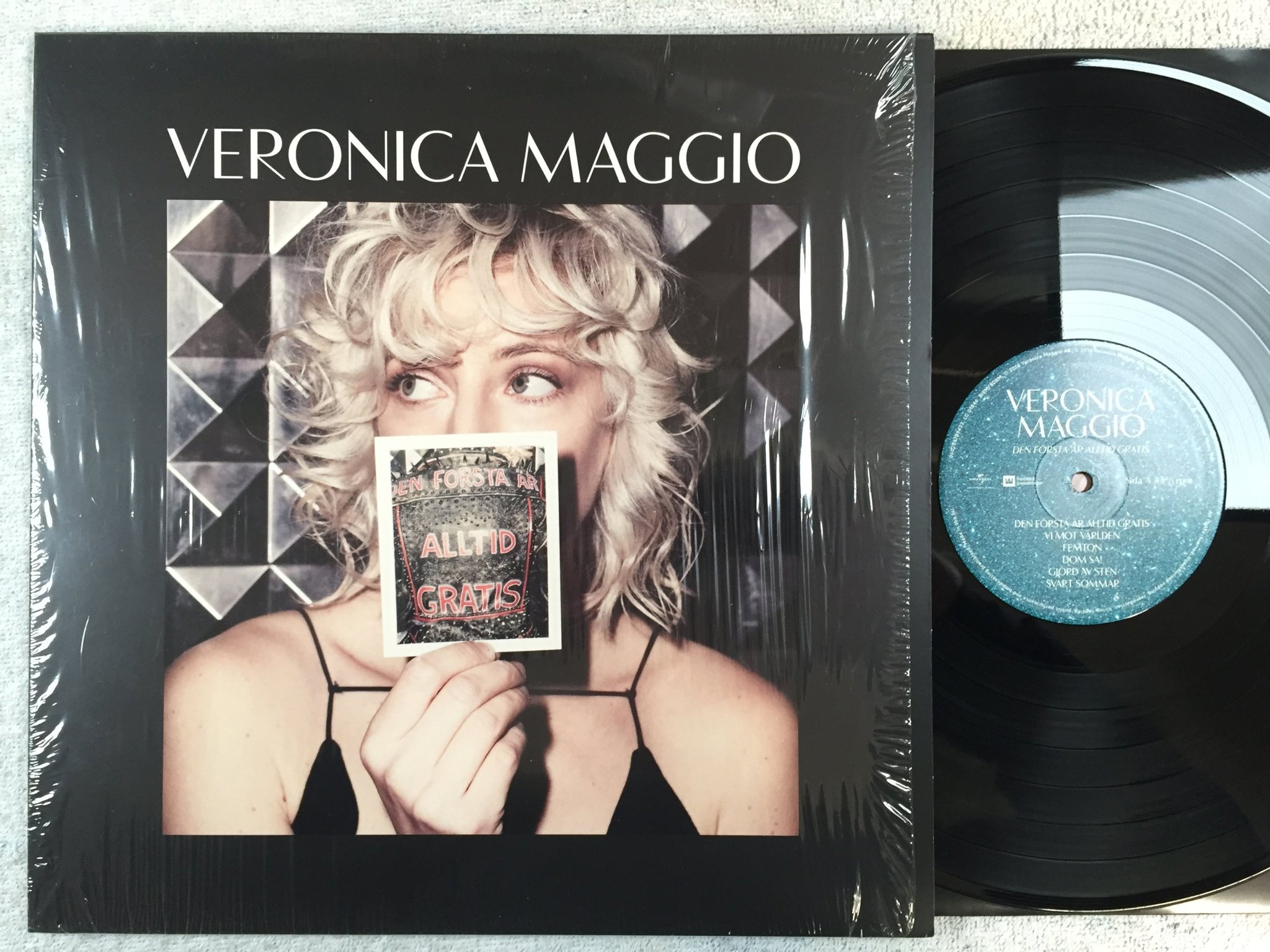 Omslagsbild för skivan VERONICA MAGGIO Den Första Är Alltid Gratis LP 2016 svenska inspelninghar 060254