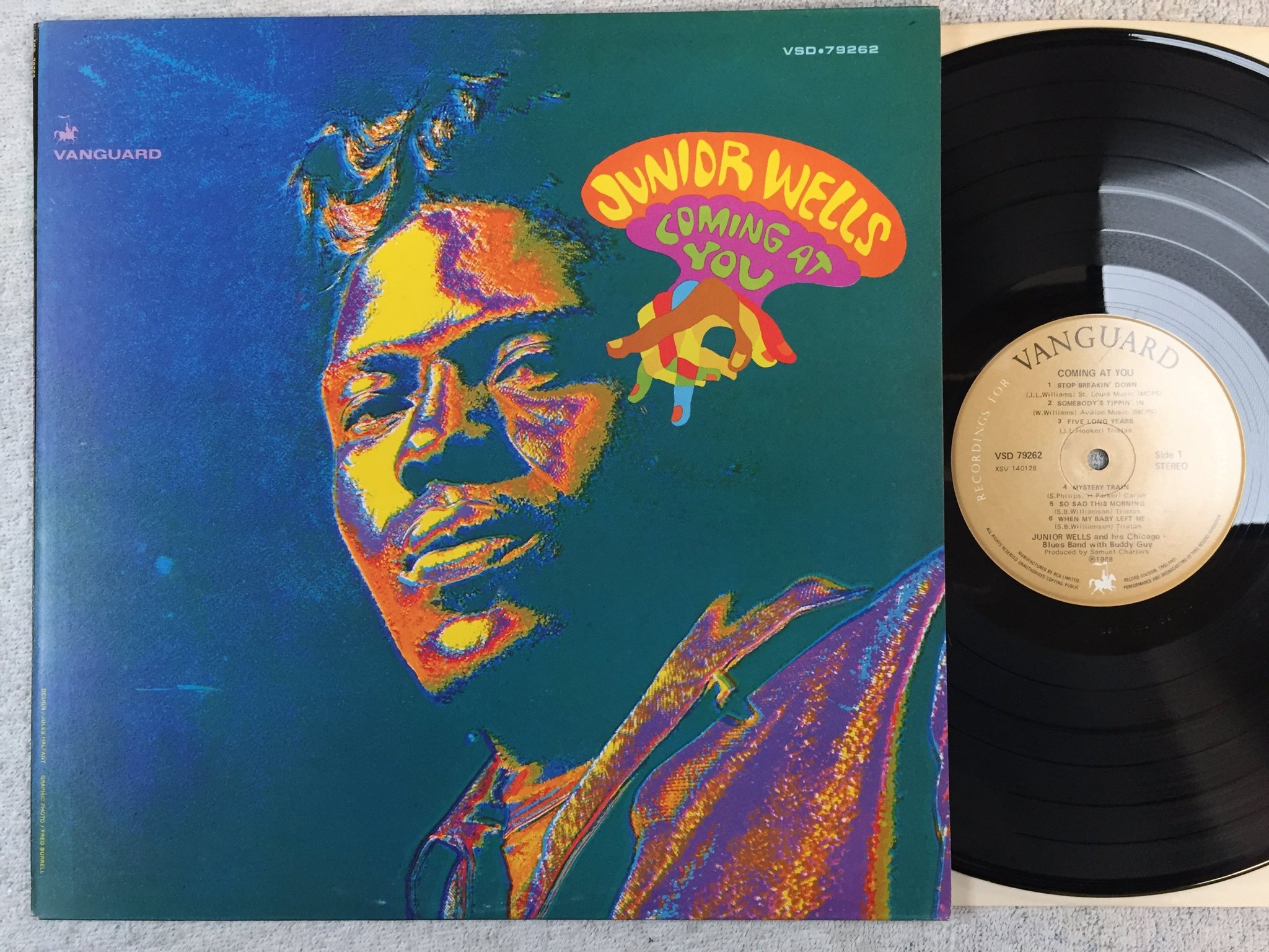 Omslagsbild för skivan JUNIOR WELLS coming at you LP re UK VANGUARD VSD-79262