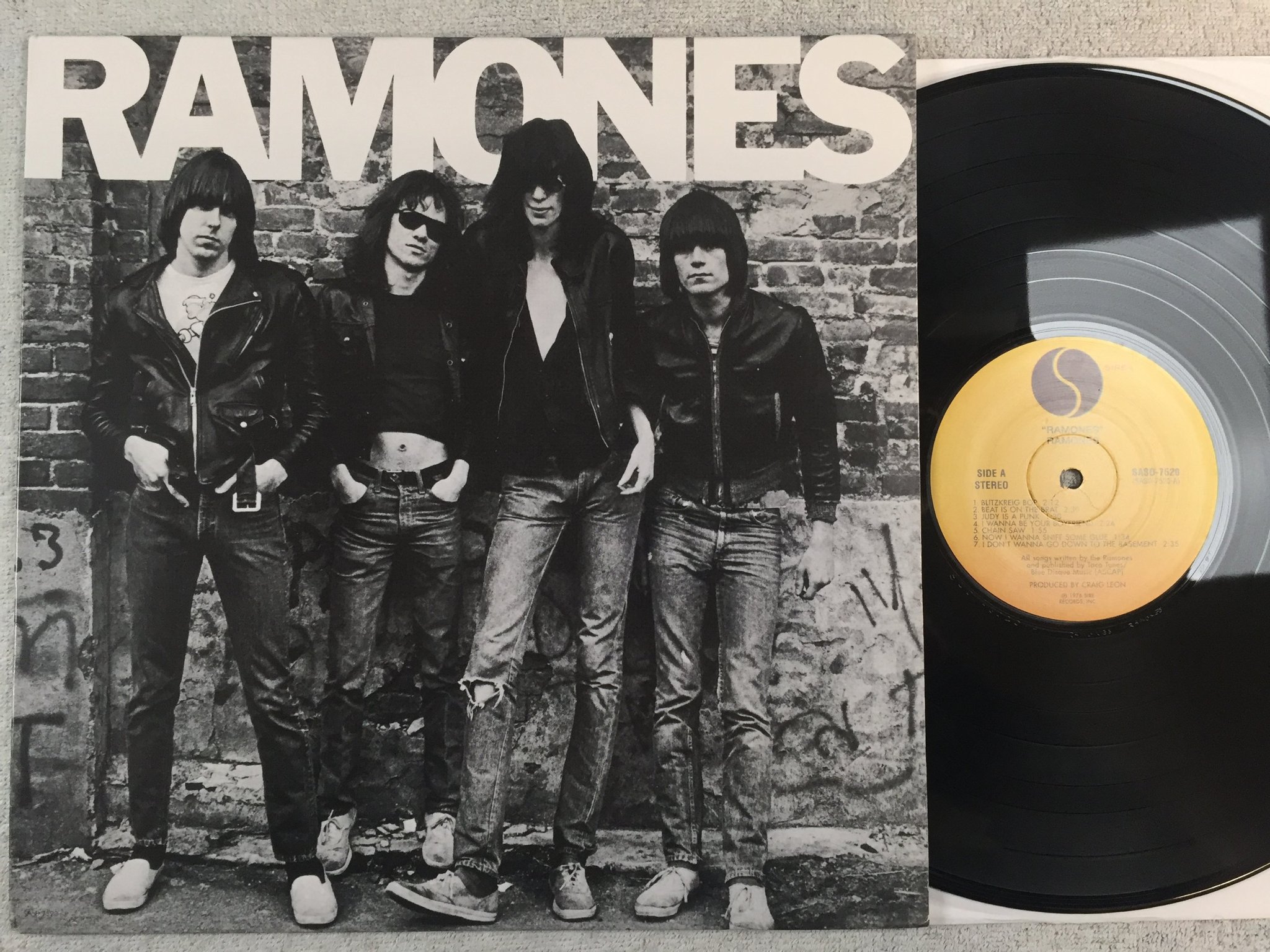 Omslagsbild för skivan RAMONES s/t LP re US SIRE SACD 7520 180g