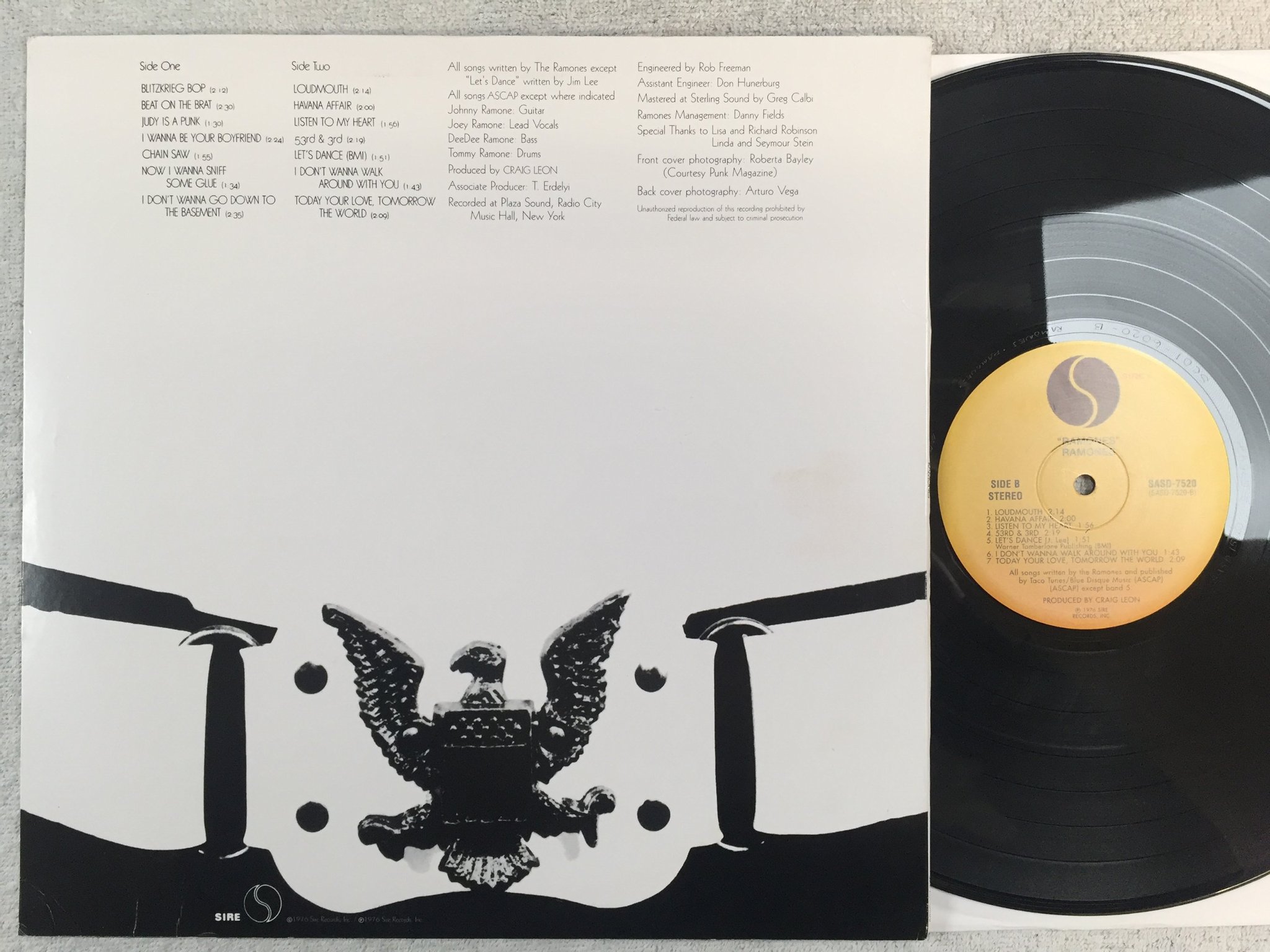 Omslagsbild för skivan RAMONES s/t LP re US SIRE SACD 7520 180g