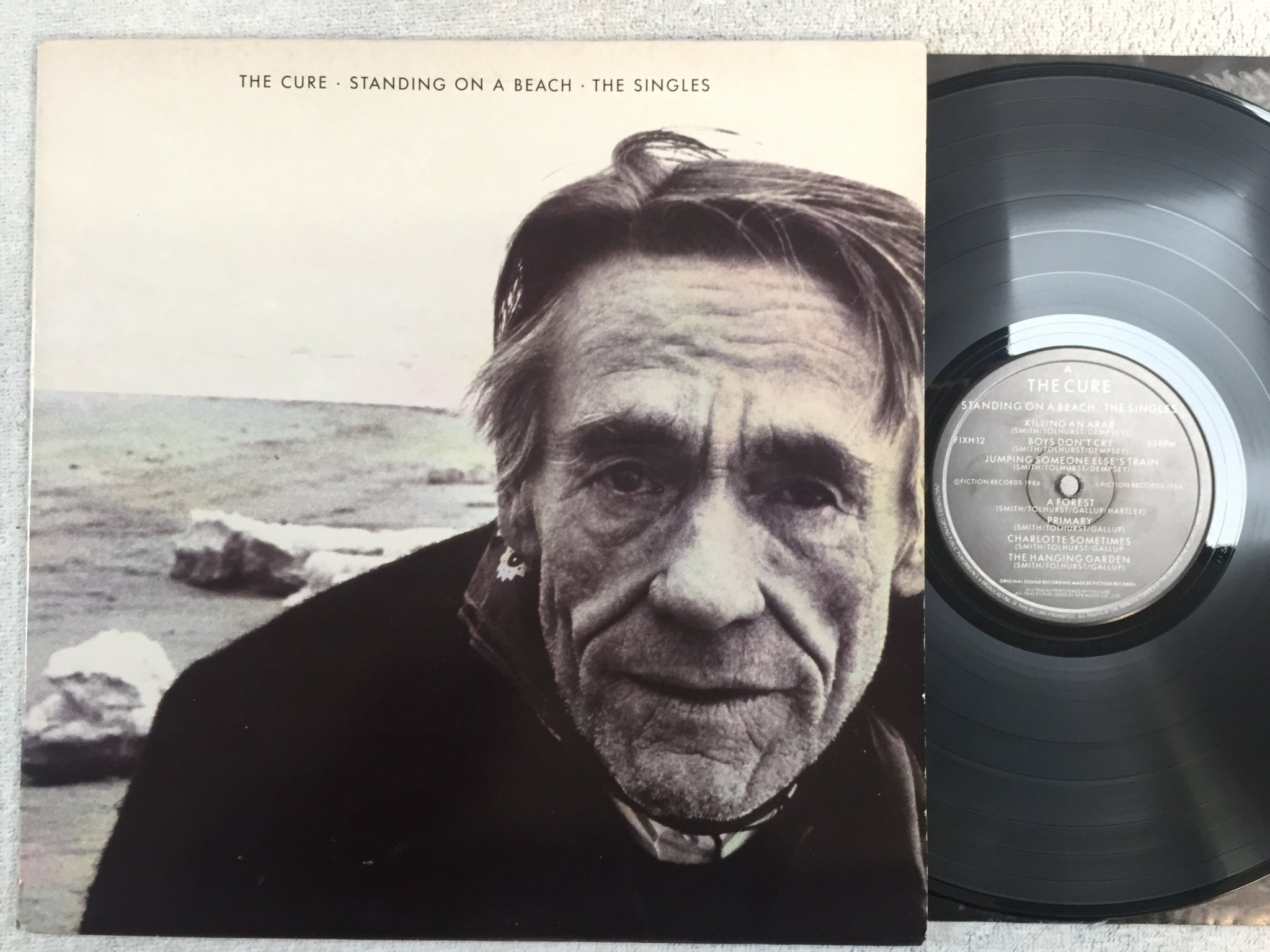 Omslagsbild för skivan THE CURE standing on the beach LP -86 FICTION FIXH 12
