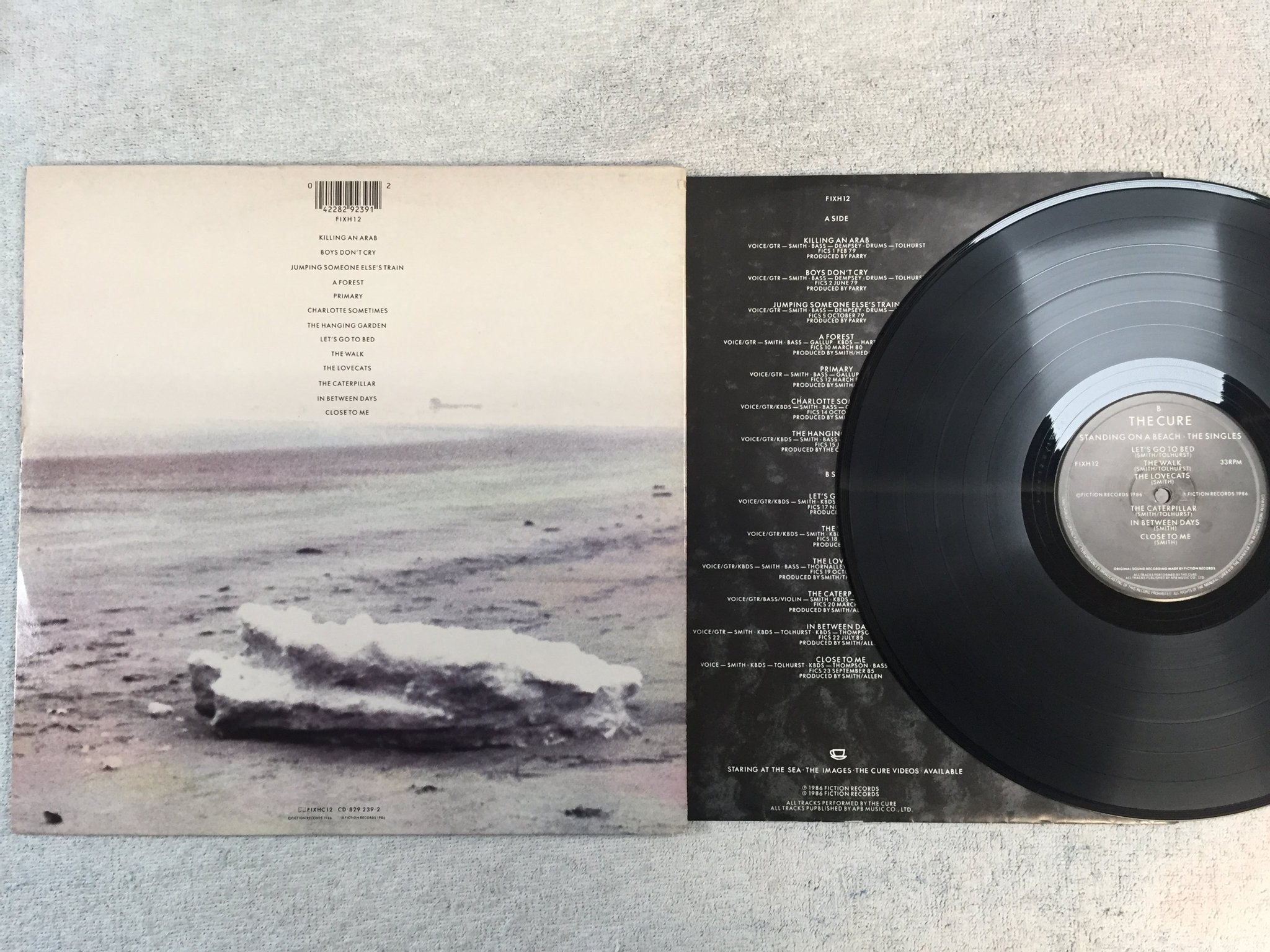 Omslagsbild för skivan THE CURE standing on the beach LP -86 FICTION FIXH 12