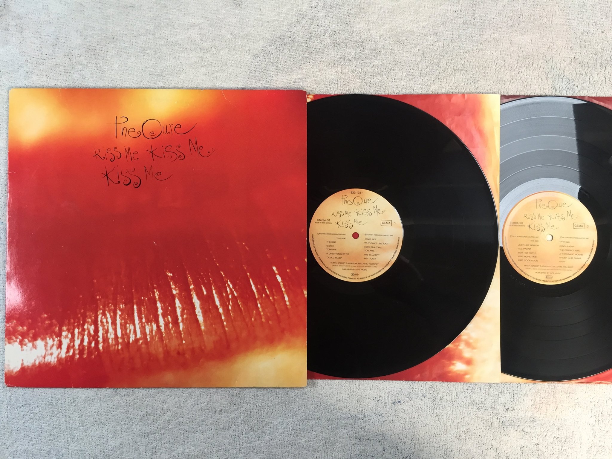 Omslagsbild för skivan THE CURE Kiss Me Kiss Me Kiss Me 2xLP -87 Ger FICTION 832130-1