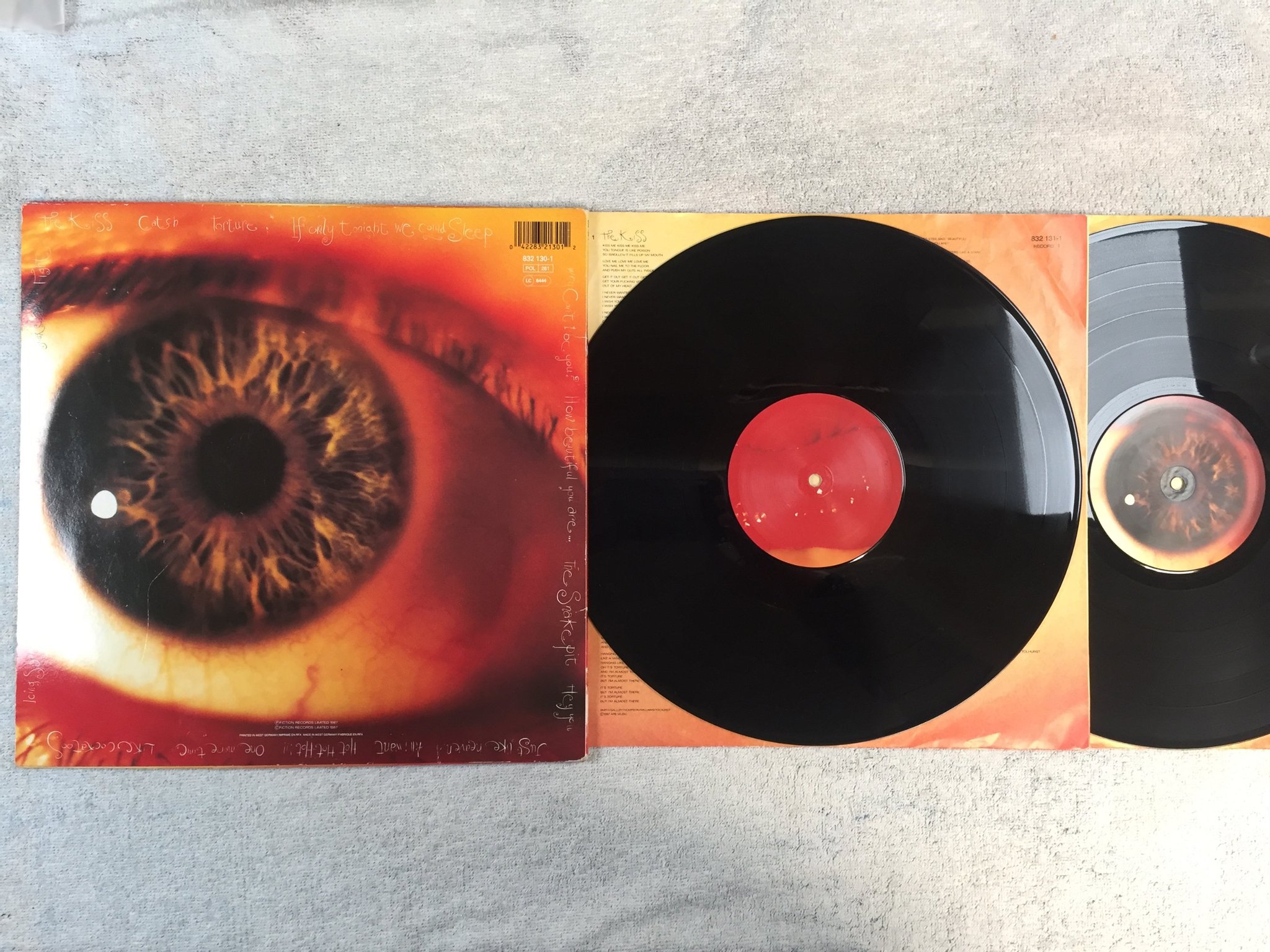 Omslagsbild för skivan THE CURE Kiss Me Kiss Me Kiss Me 2xLP -87 Ger FICTION 832130-1