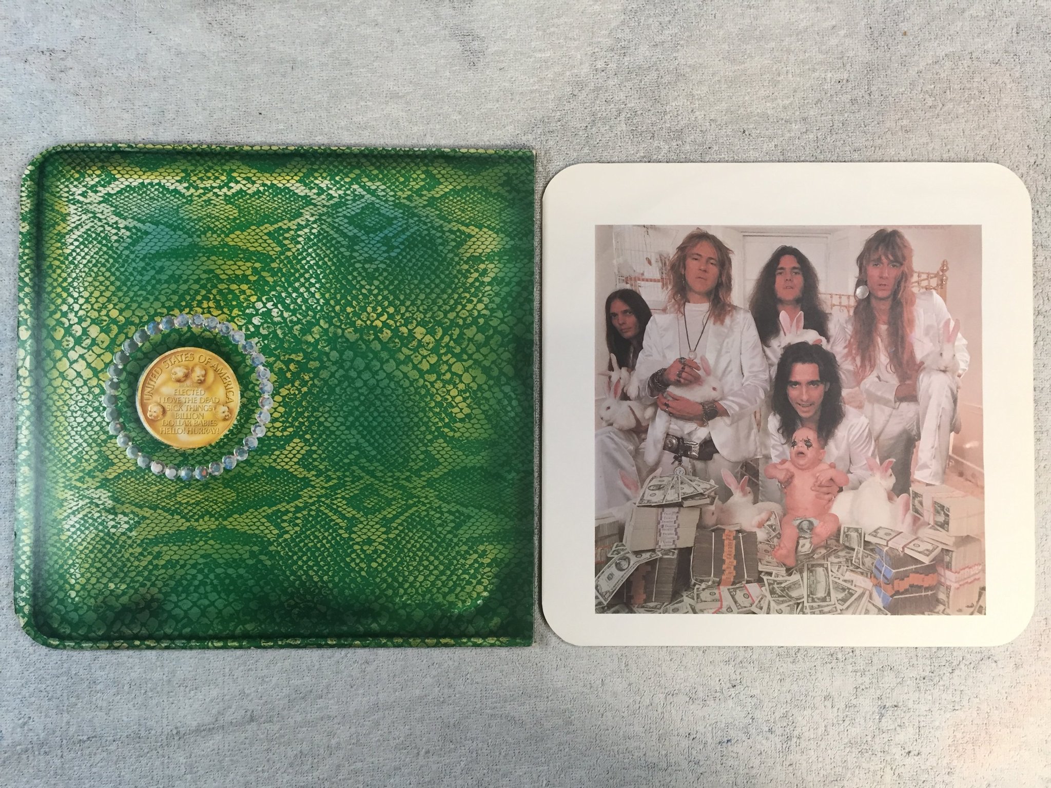 Omslagsbild för skivan ALICE COOPER billion dollar babies LP -73 Ger WARNER BROS w/ the bill