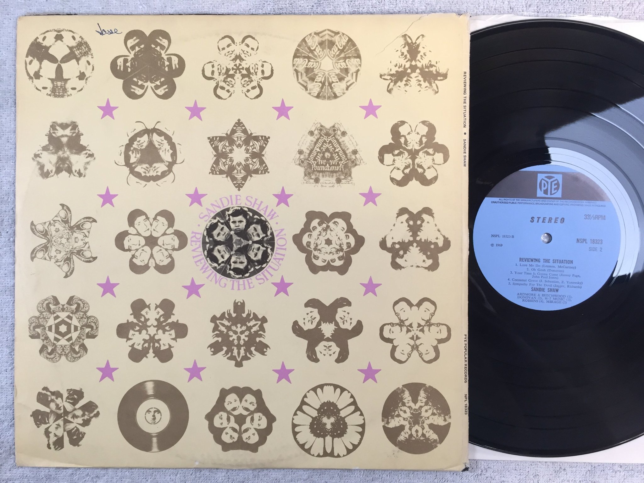 Omslagsbild för skivan SANDIE SHAW Reviewing The Situation LP -69 UK PYE NSPL 18323