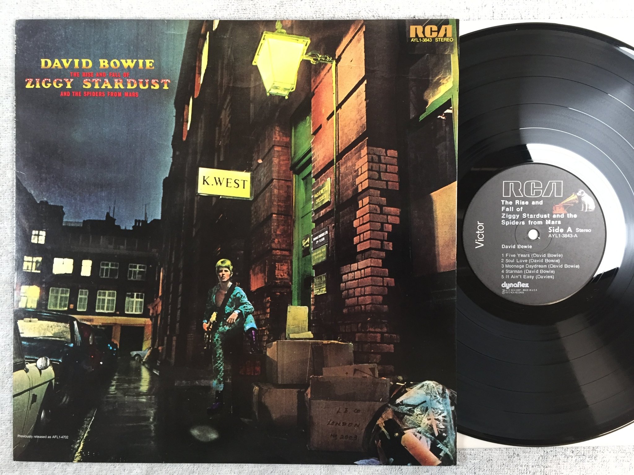 Omslagsbild för skivan David Bowie - the rise and fall of Ziggy Stardust.. LP re US RCA AYL1-3843