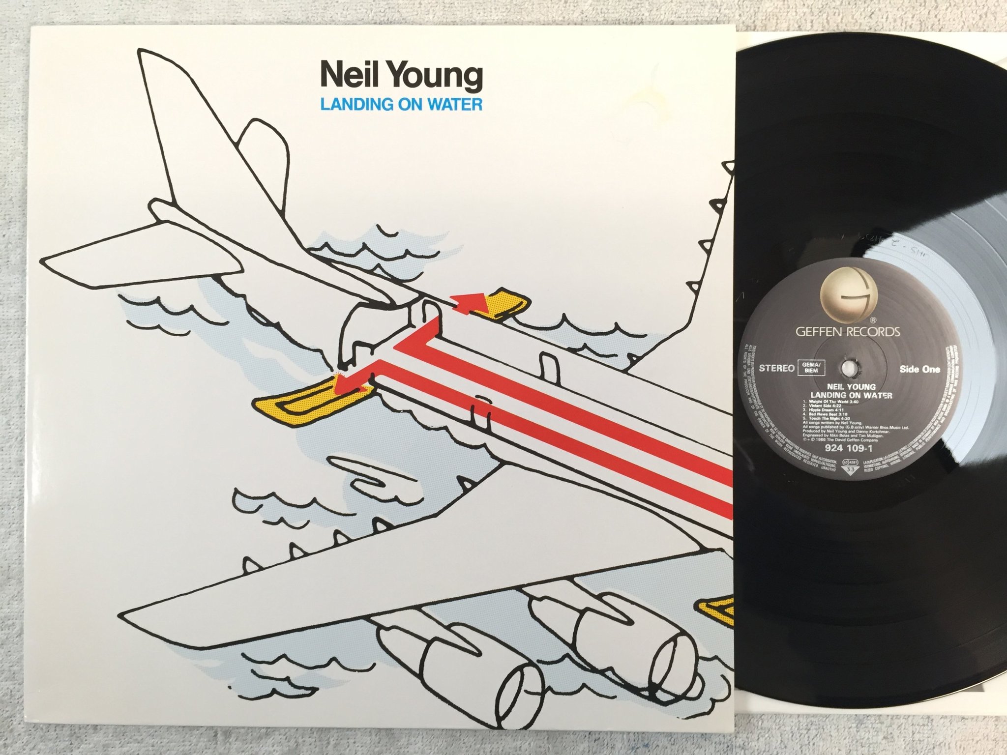 Omslagsbild för skivan Neil Young - landing on water LP -86 Ger GEFFEN 924 109-1