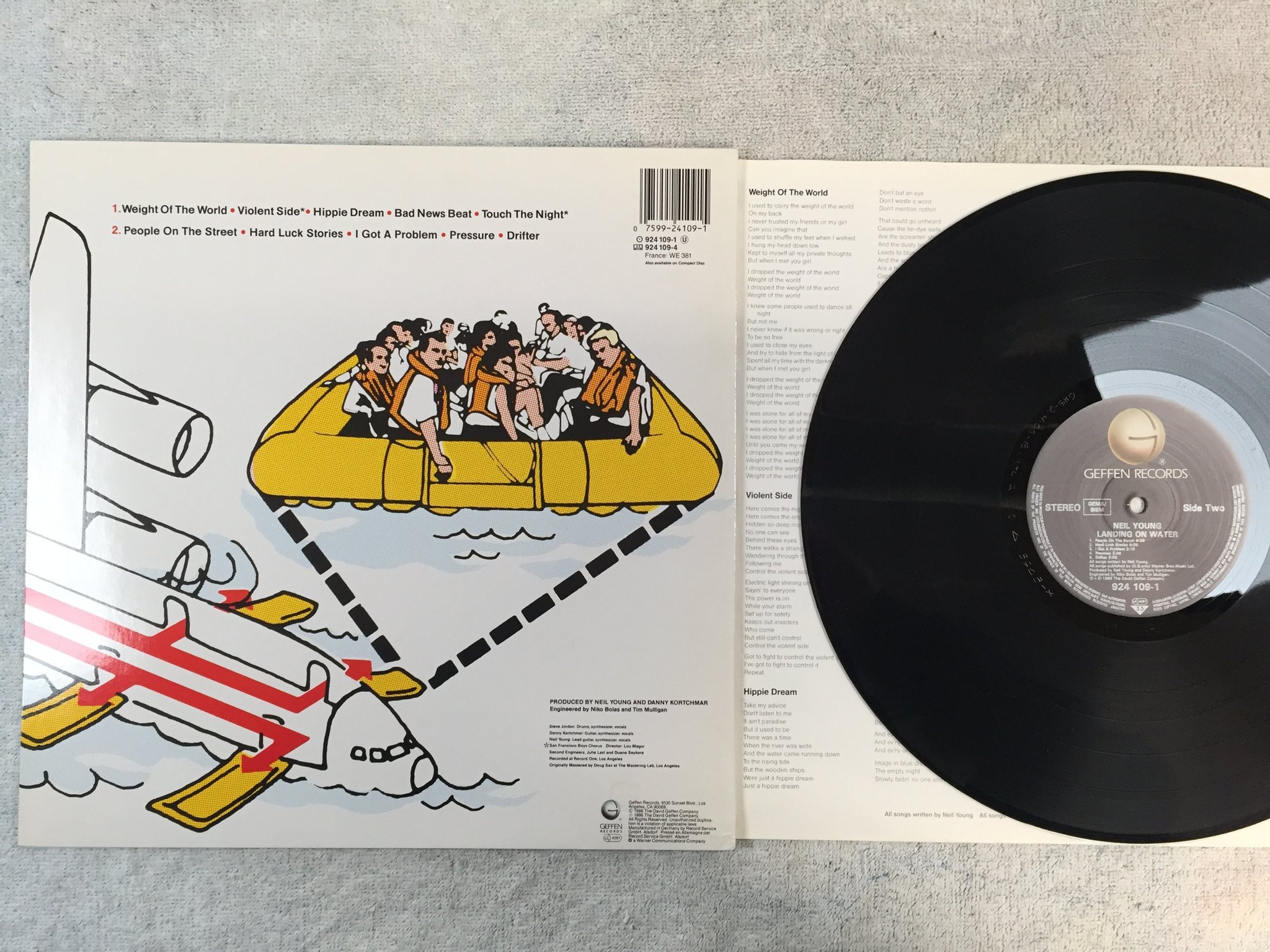 Omslagsbild för skivan Neil Young - landing on water LP -86 Ger GEFFEN 924 109-1