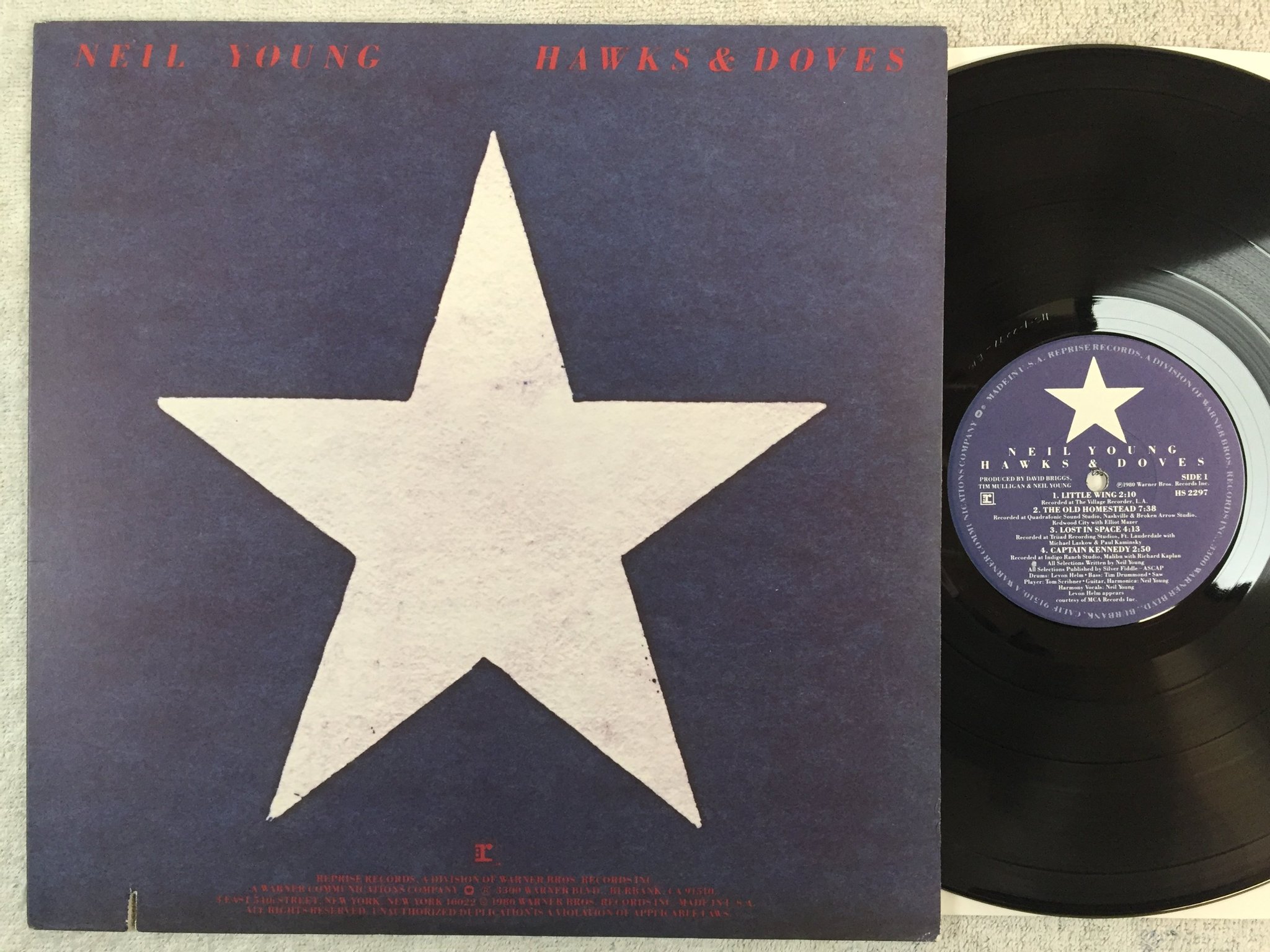 Omslagsbild för skivan Neil Young - hawks & doves LP -80 REPRISE HS 2297