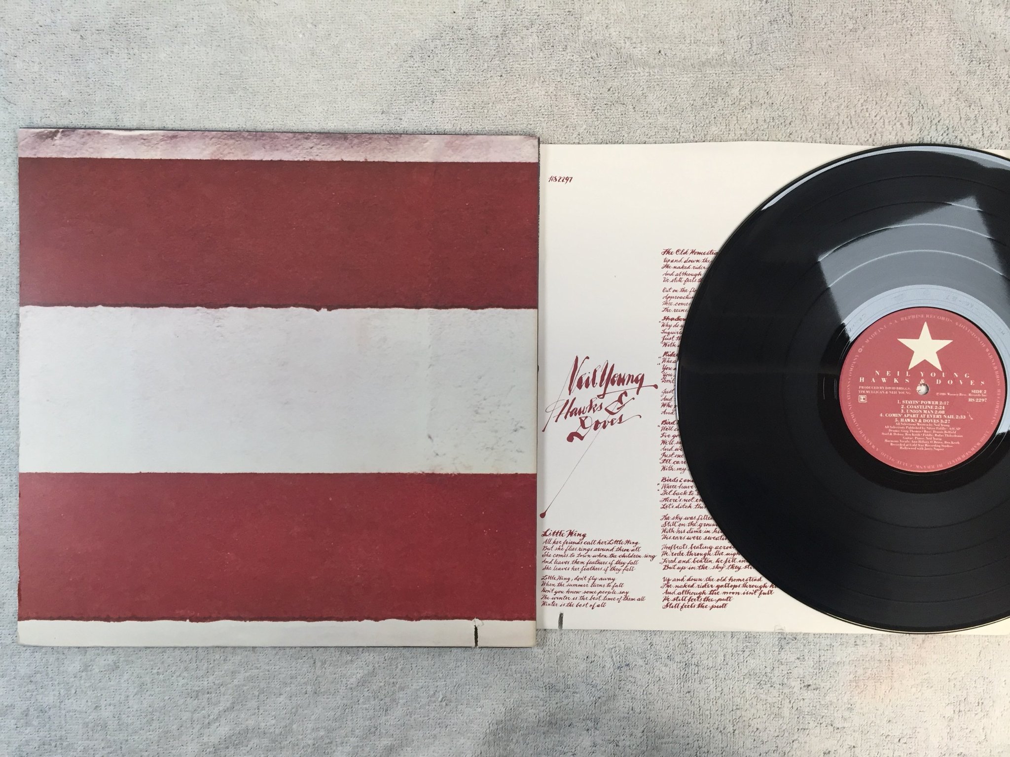 Omslagsbild för skivan Neil Young - hawks & doves LP -80 REPRISE HS 2297