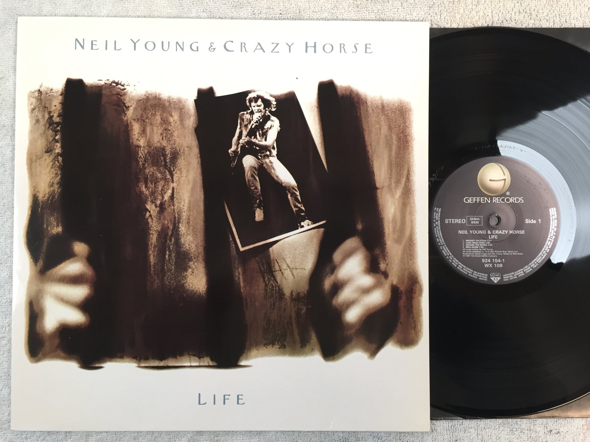 Omslagsbild för skivan Neil Young & Crazy Horse - life  LP -87 GEFFEN 924 154-1