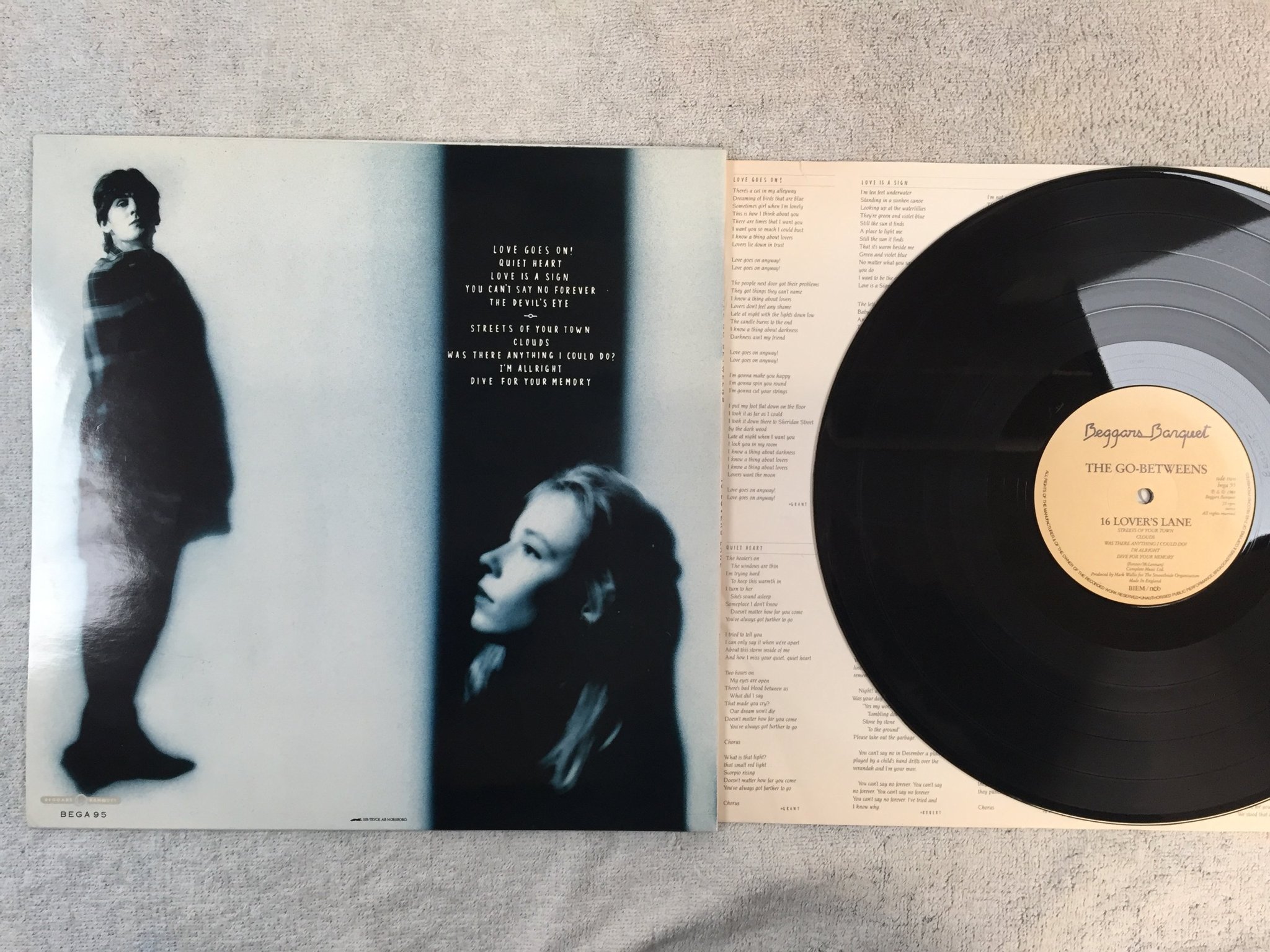 Omslagsbild för skivan THE GO-BETWEENS 16 lover's lane LP -88 ncb BEGGARS BANQUET BEGA 95