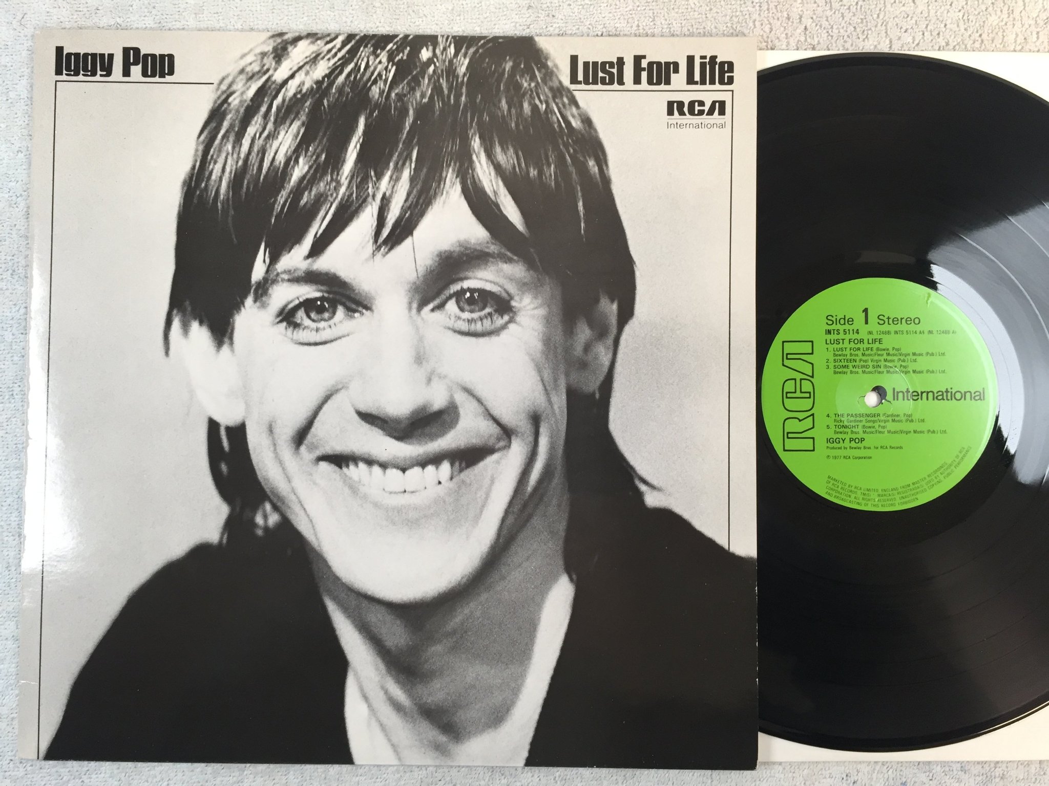 Omslagsbild för skivan IGGY POP lust for life LP re UK RCA INTERNATIONAL INTS 5114