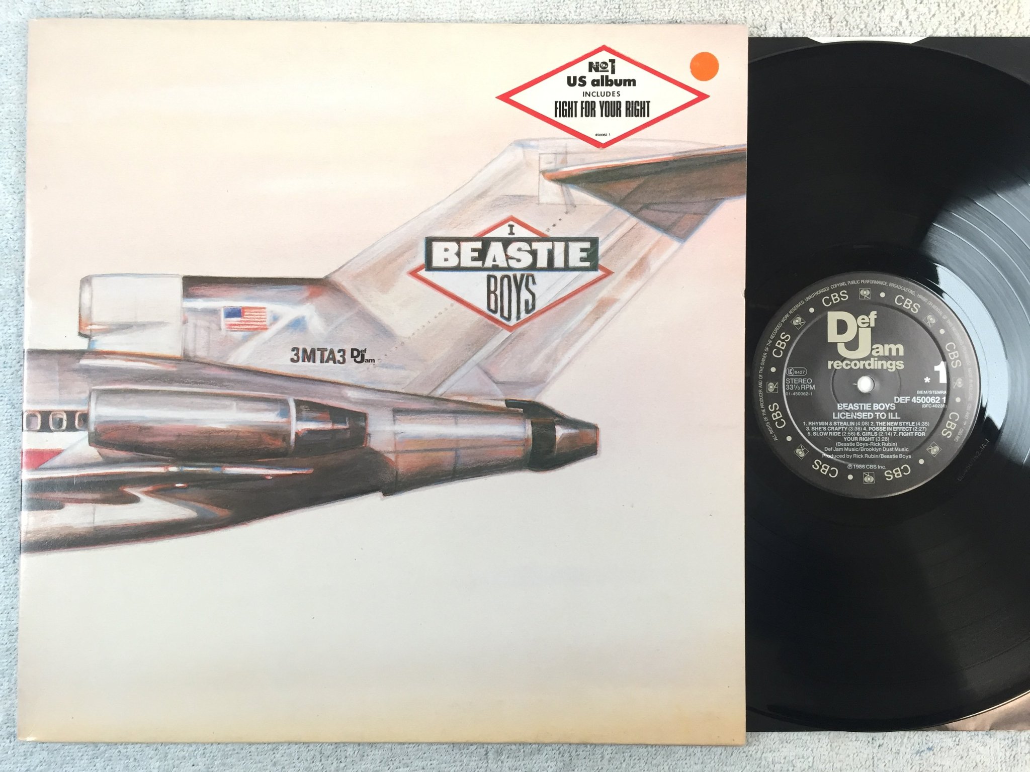 Omslagsbild för skivan BEASTIE BOYS licenced to hill LP -86 Ger DEF JAM DEF 4500621