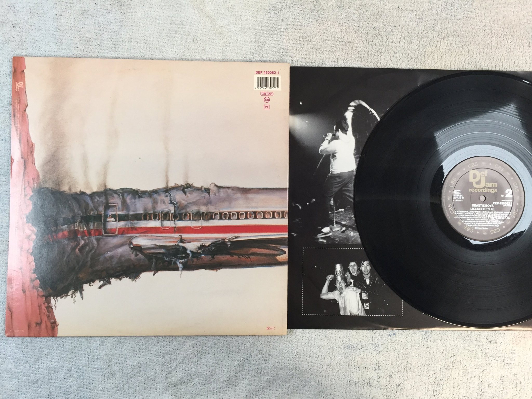 Omslagsbild för skivan BEASTIE BOYS licenced to hill LP -86 Ger DEF JAM DEF 4500621