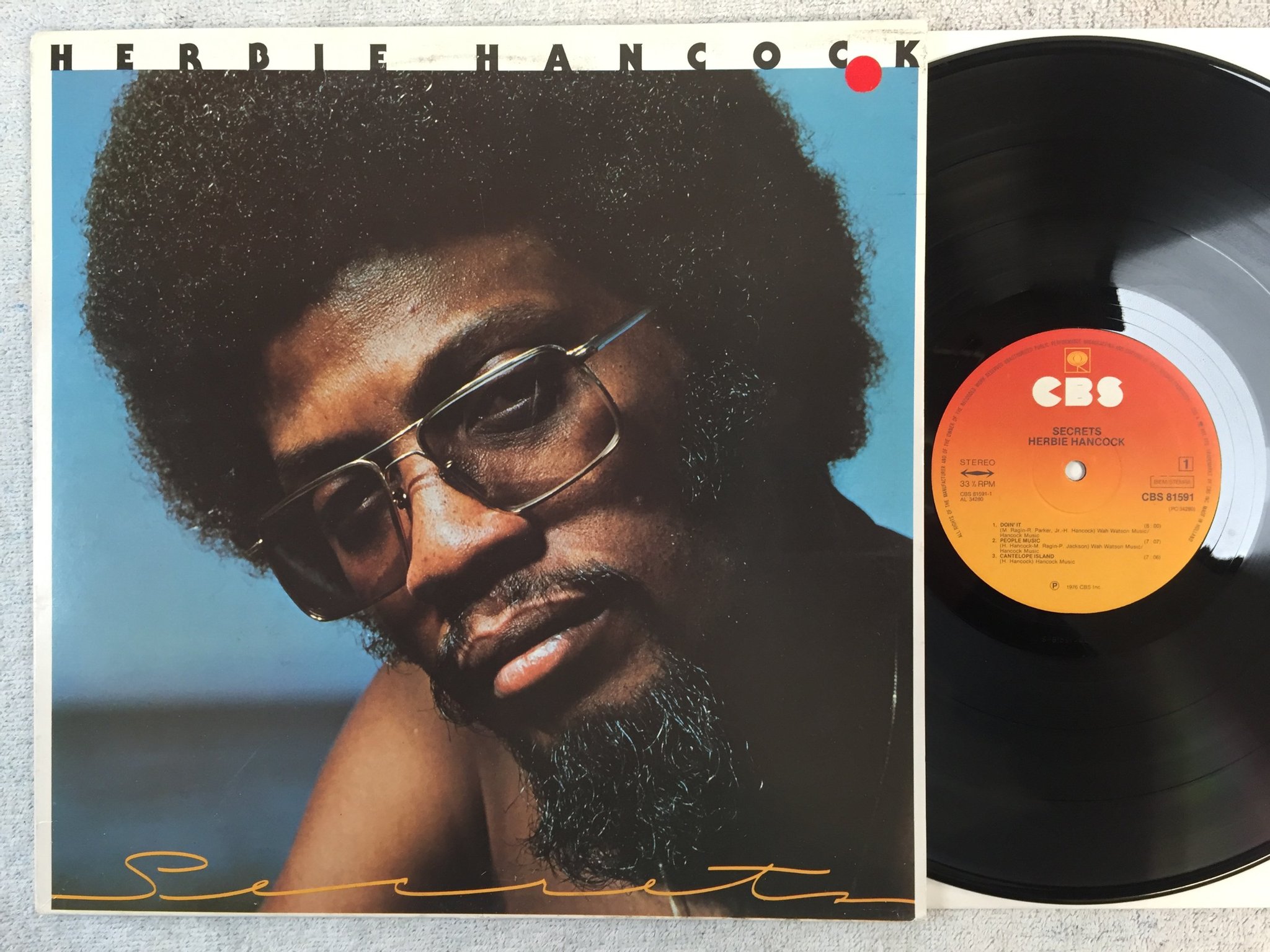 Omslagsbild för skivan HERBIE HANCOCK secrets LP -76 Hol CBS 81591