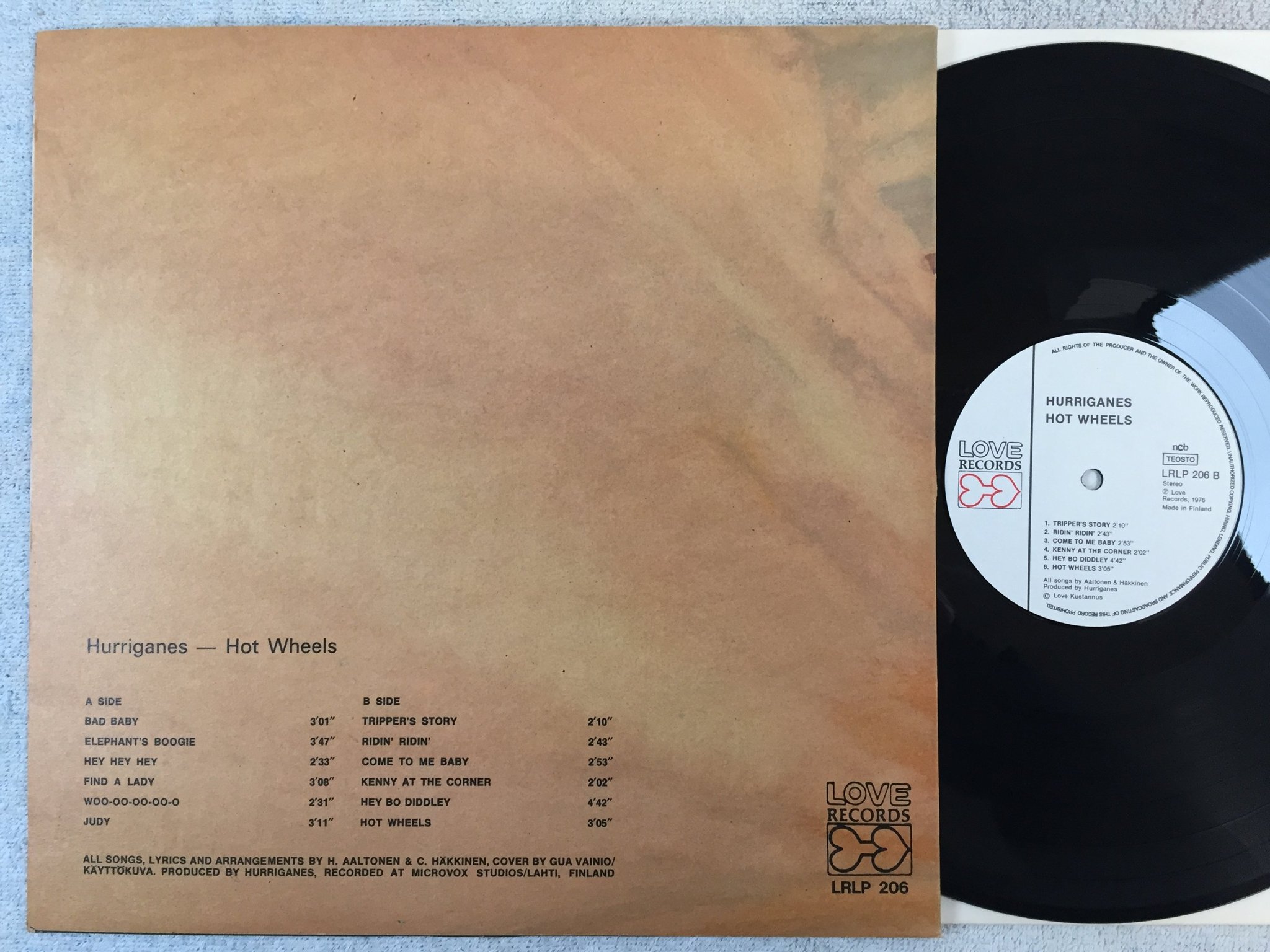 Omslagsbild för skivan HURRIGANES hot wheels LP -76 Finland LOVE RECORDS LRLP 206