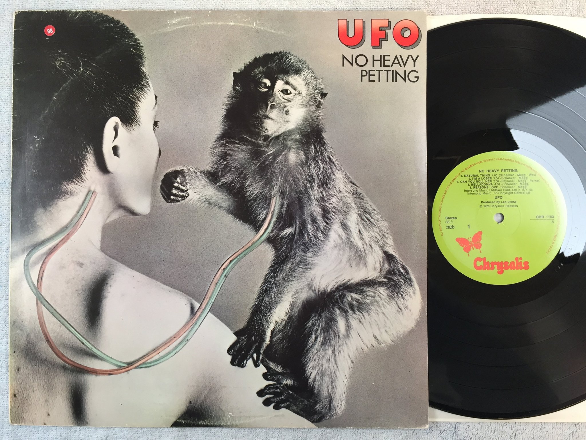 Omslagsbild för skivan UFO no heavy petting LP -76 Swe CHRYSALIS CHR 1103