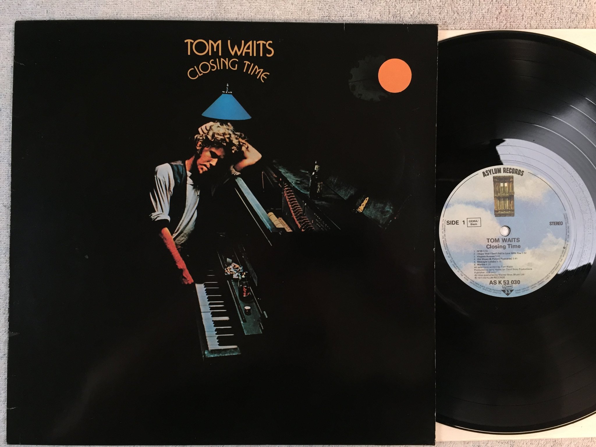 Omslagsbild för skivan TOM WAITS closing time LP re ASYLUM AS K 53030