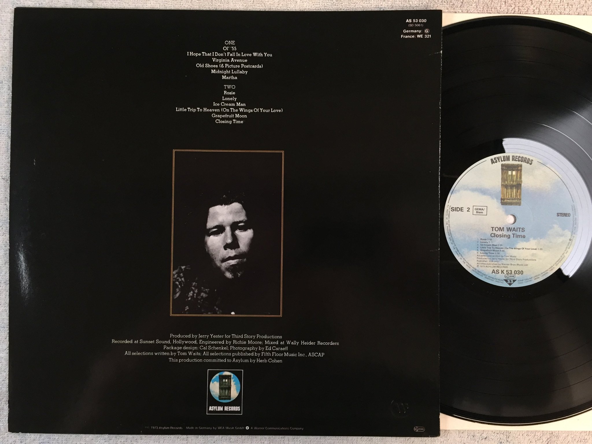 Omslagsbild för skivan TOM WAITS closing time LP re ASYLUM AS K 53030
