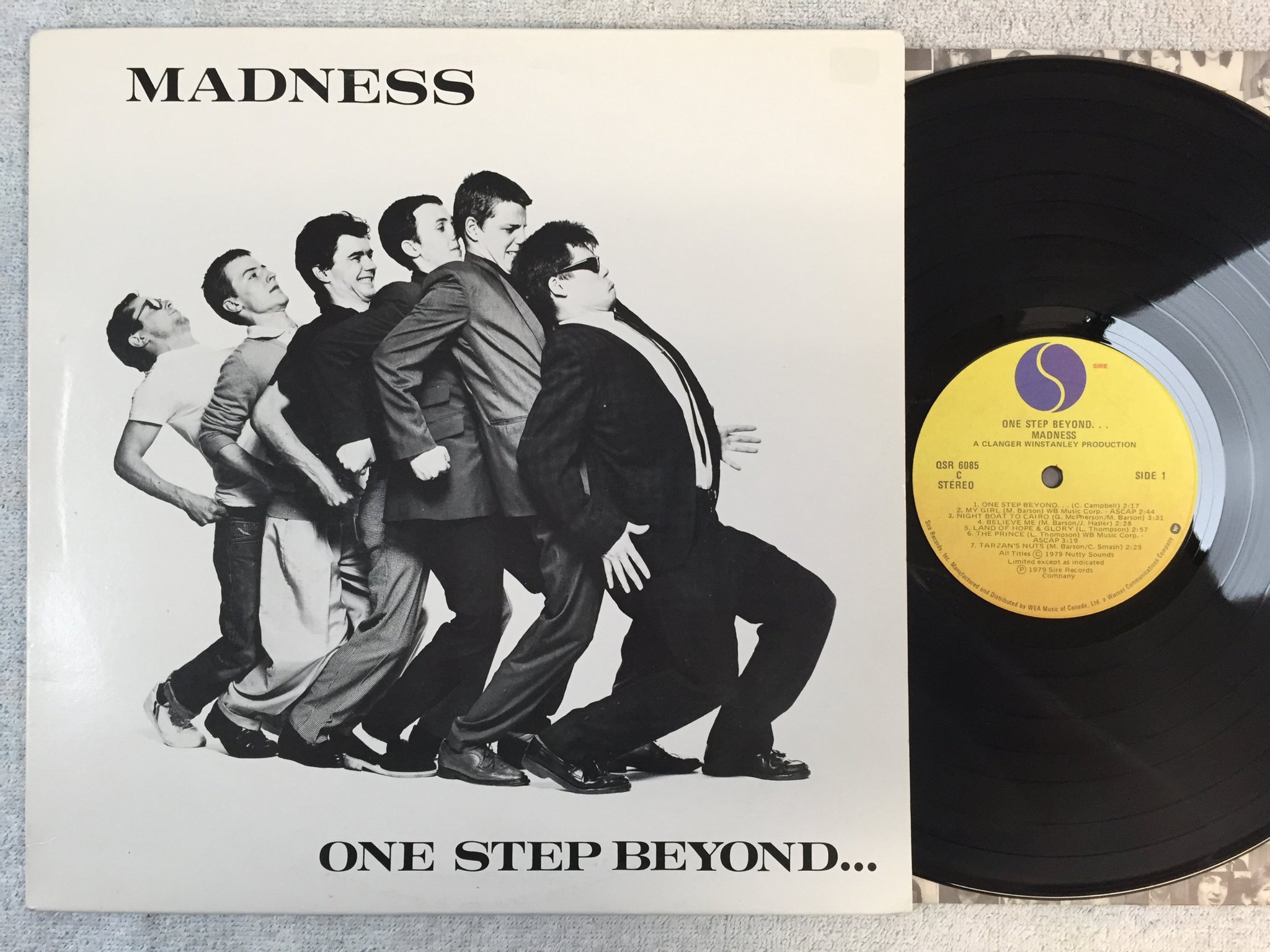 Omslagsbild för skivan MADNESS one step beyond LP -79 Can SIRE QSR 6085