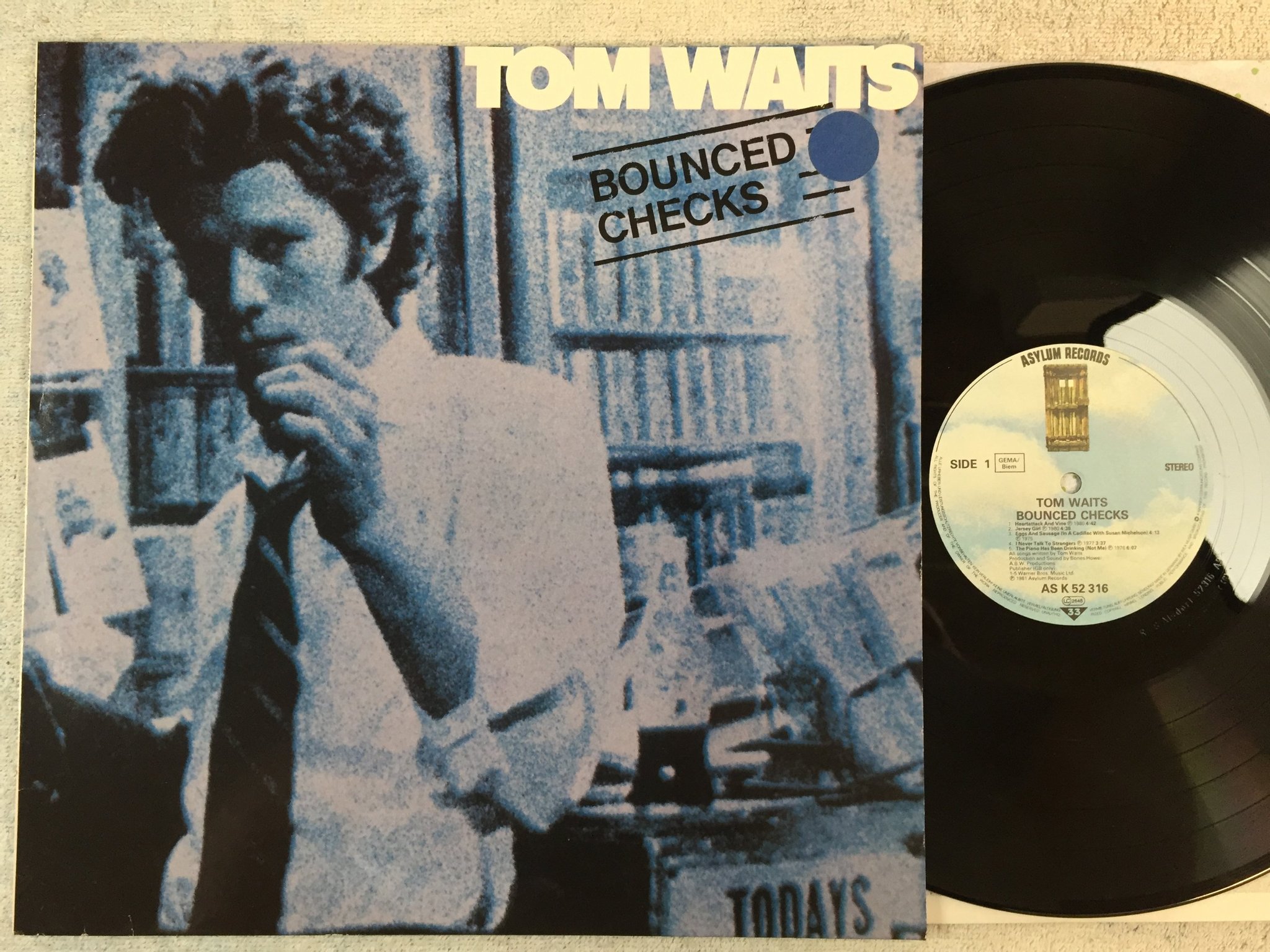 Omslagsbild för skivan TOM WAITS bounced checks LP -81 Ger ASYLUM AS K 52316