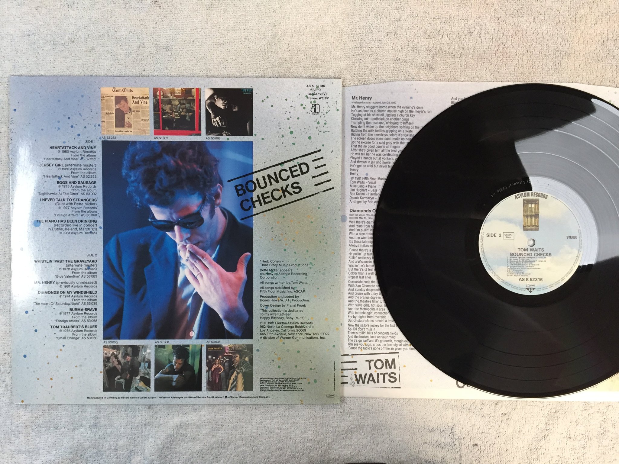 Omslagsbild för skivan TOM WAITS bounced checks LP -81 Ger ASYLUM AS K 52316
