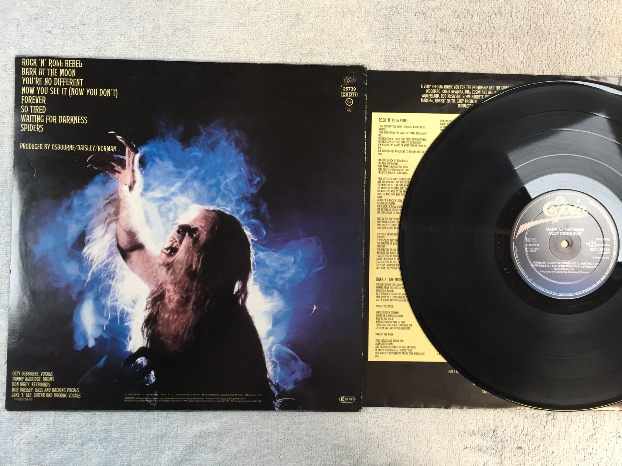 Omslagsbild för skivan OZZY OSBOURNE bark at the moon LP -83 Hol EPIC EPC 25739