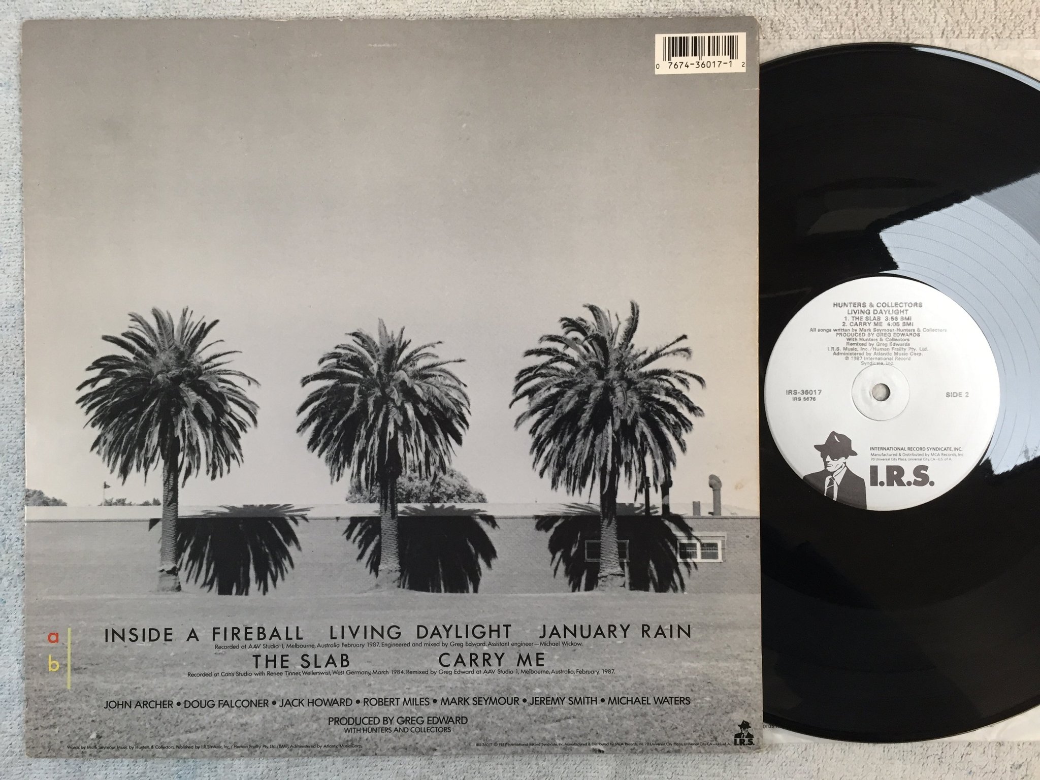 Omslagsbild för skivan HUNTERS & COLLECTORS living daylight LP -87 US I.R.S. IRS-36017
