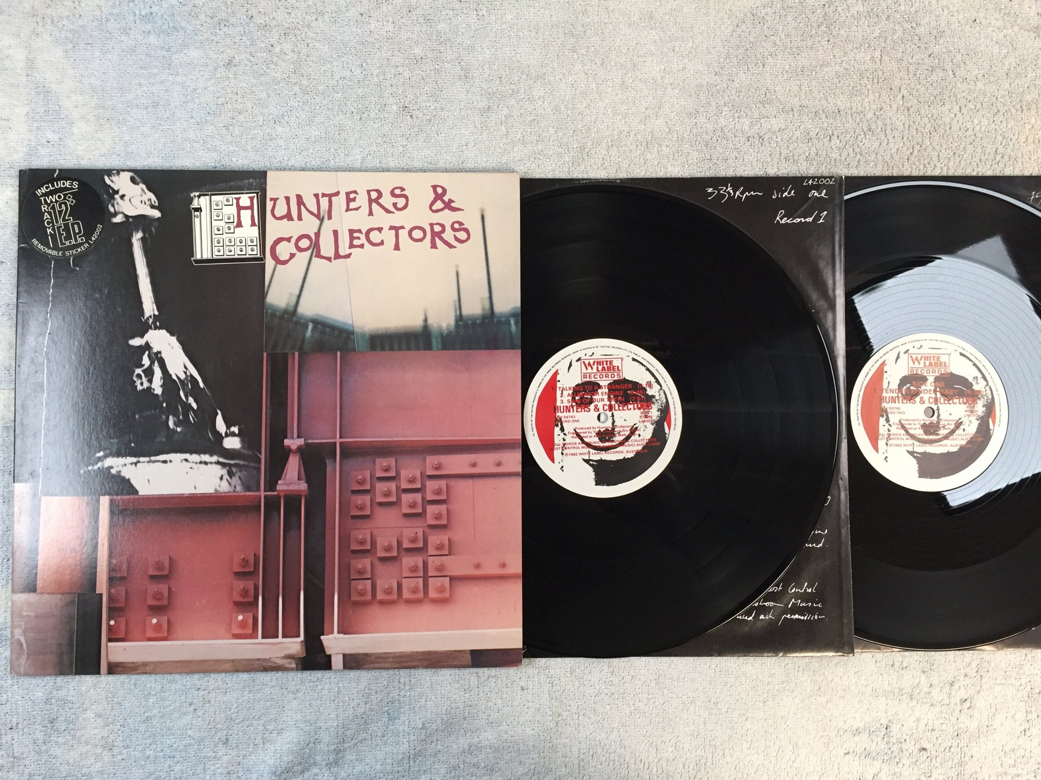 Omslagsbild för skivan HUNTERS & COLLECTORS s/t 2xLP -82 Australien WHITE LABEL L42002