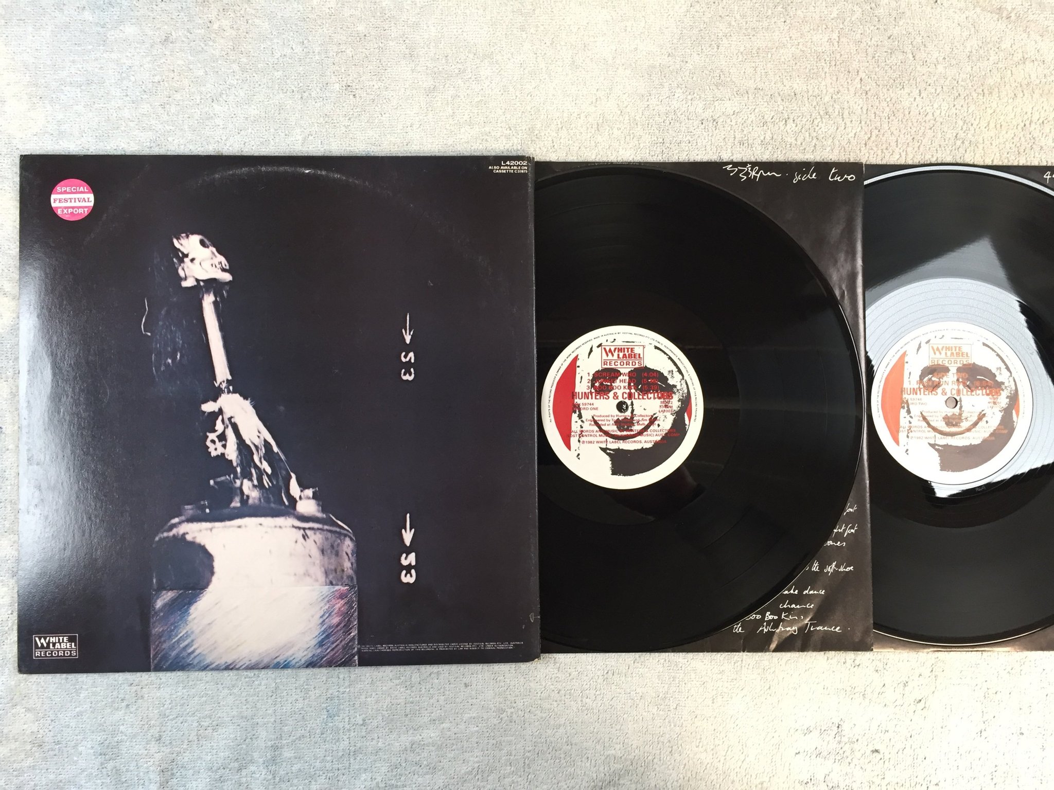 Omslagsbild för skivan HUNTERS & COLLECTORS s/t 2xLP -82 Australien WHITE LABEL L42002