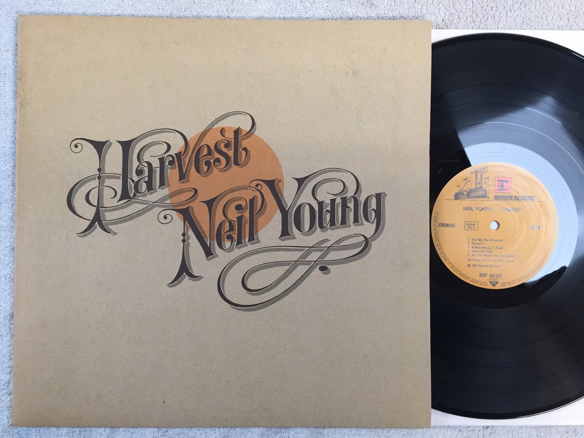 Omslagsbild för skivan NEIL YOUNG harvest LP re Ger REPRISE REP 44131