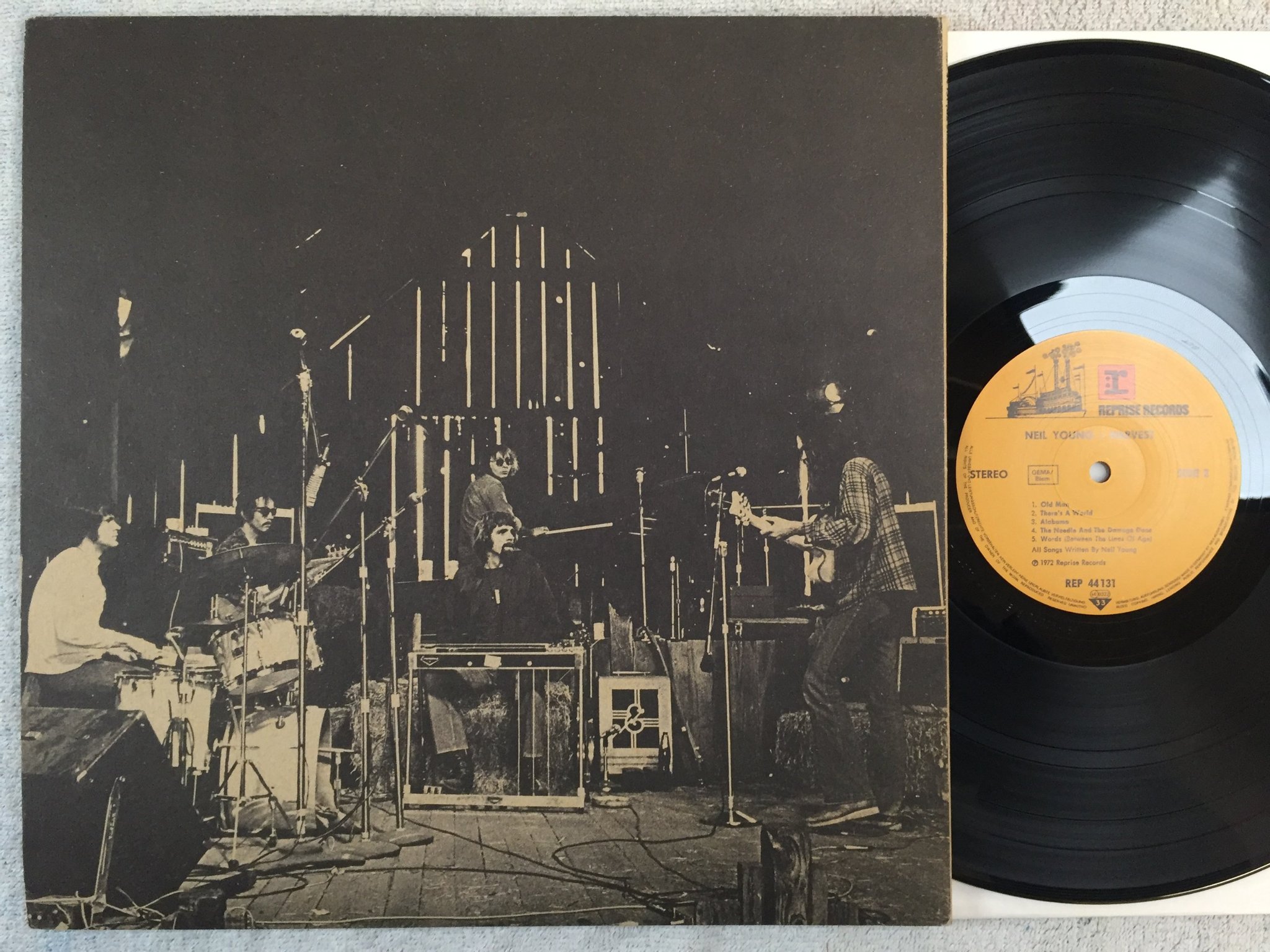 Omslagsbild för skivan NEIL YOUNG harvest LP re Ger REPRISE REP 44131