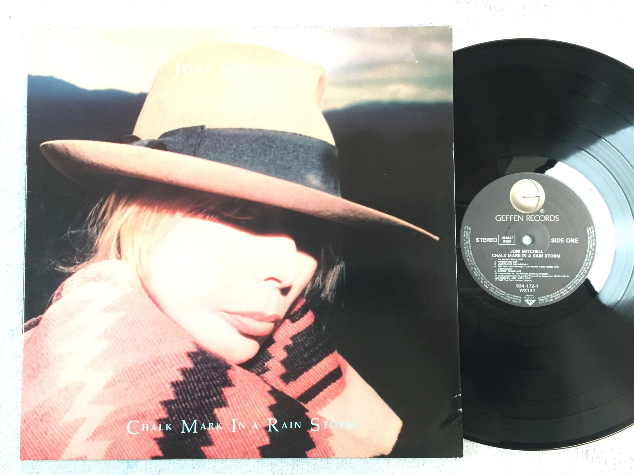 Omslagsbild för skivan JONI MITCHELL Chalk Mark In A Rain Storm LP -88 GEFFEN 924 172-1