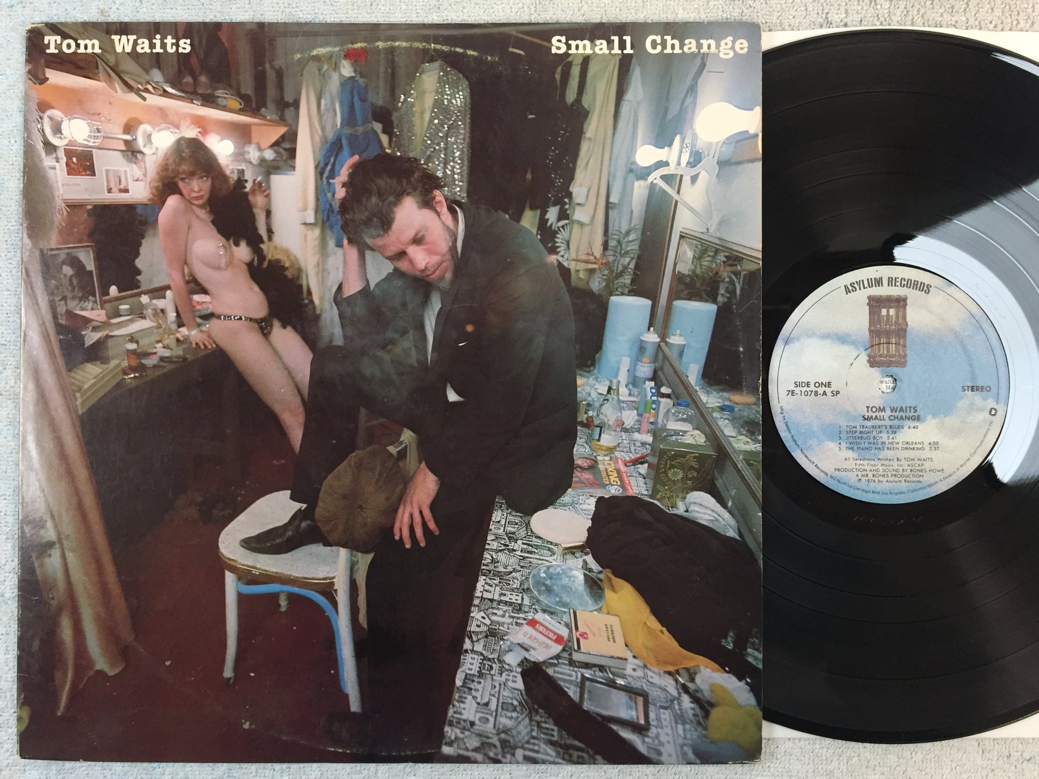 Omslagsbild för skivan TOM WAITS small change LP -76 US ASYLUM 7E-1078-SP
