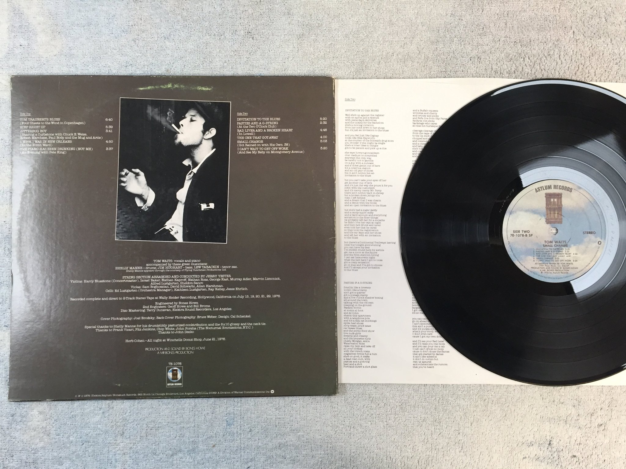 Omslagsbild för skivan TOM WAITS small change LP -76 US ASYLUM 7E-1078-SP
