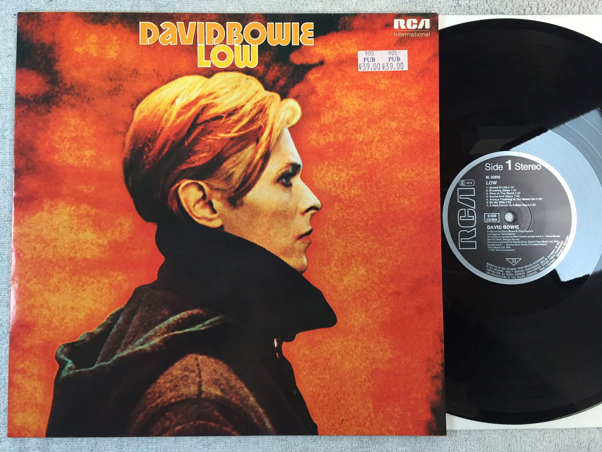 Omslagsbild för skivan DAVID BOWIE low LP re Ger RCA NL 83856