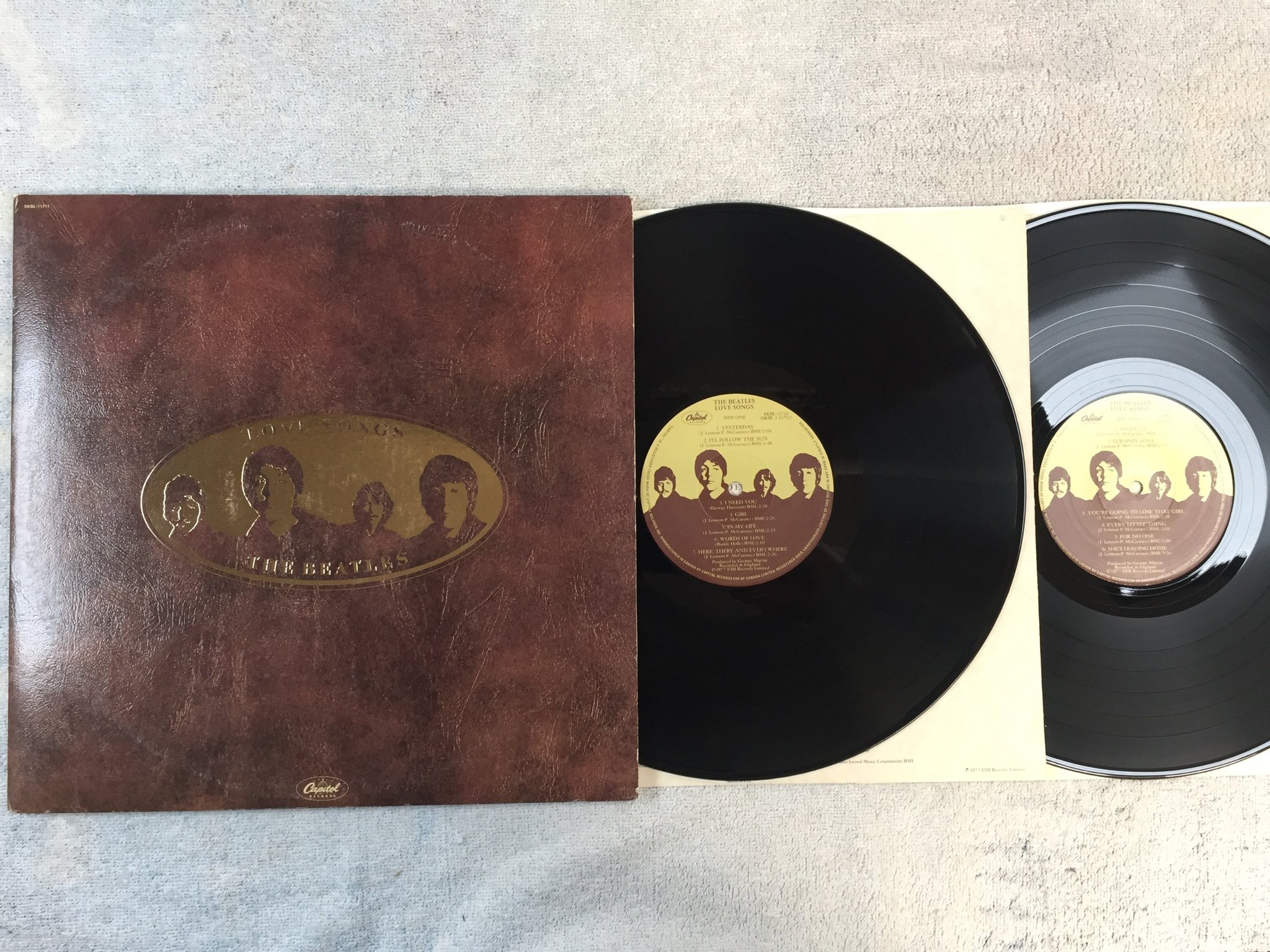 Omslagsbild för skivan THE BEATLES love songs 2xLP -77 Can CAPITOL SKBL 11711