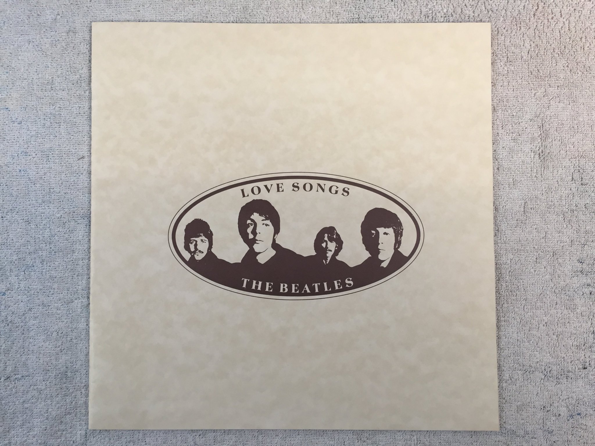 Omslagsbild för skivan THE BEATLES love songs 2xLP -77 Can CAPITOL SKBL 11711