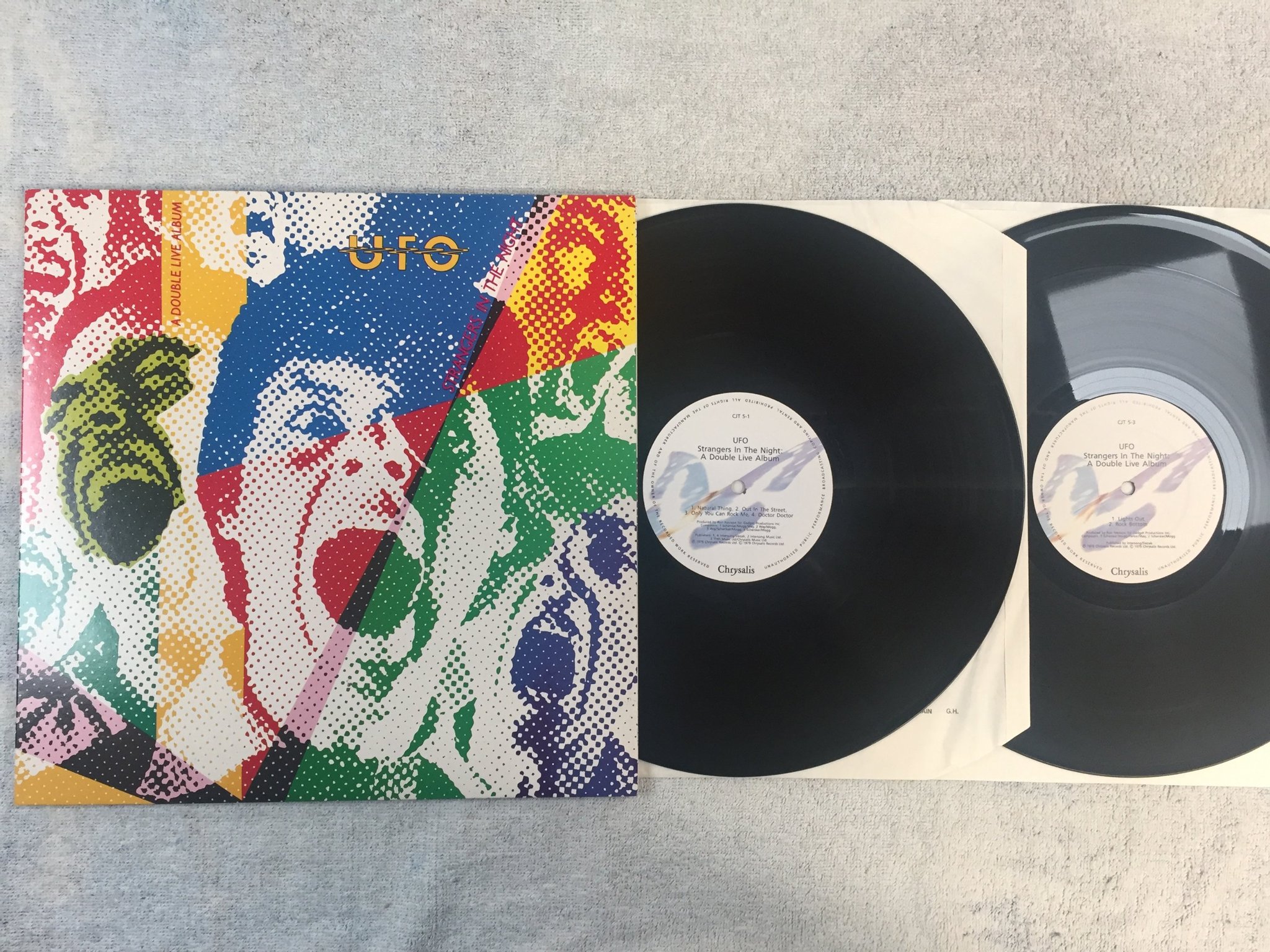 Omslagsbild för skivan UFO strangers in the night 2xLP -79 UK CHRYSALIS CJT 5-4