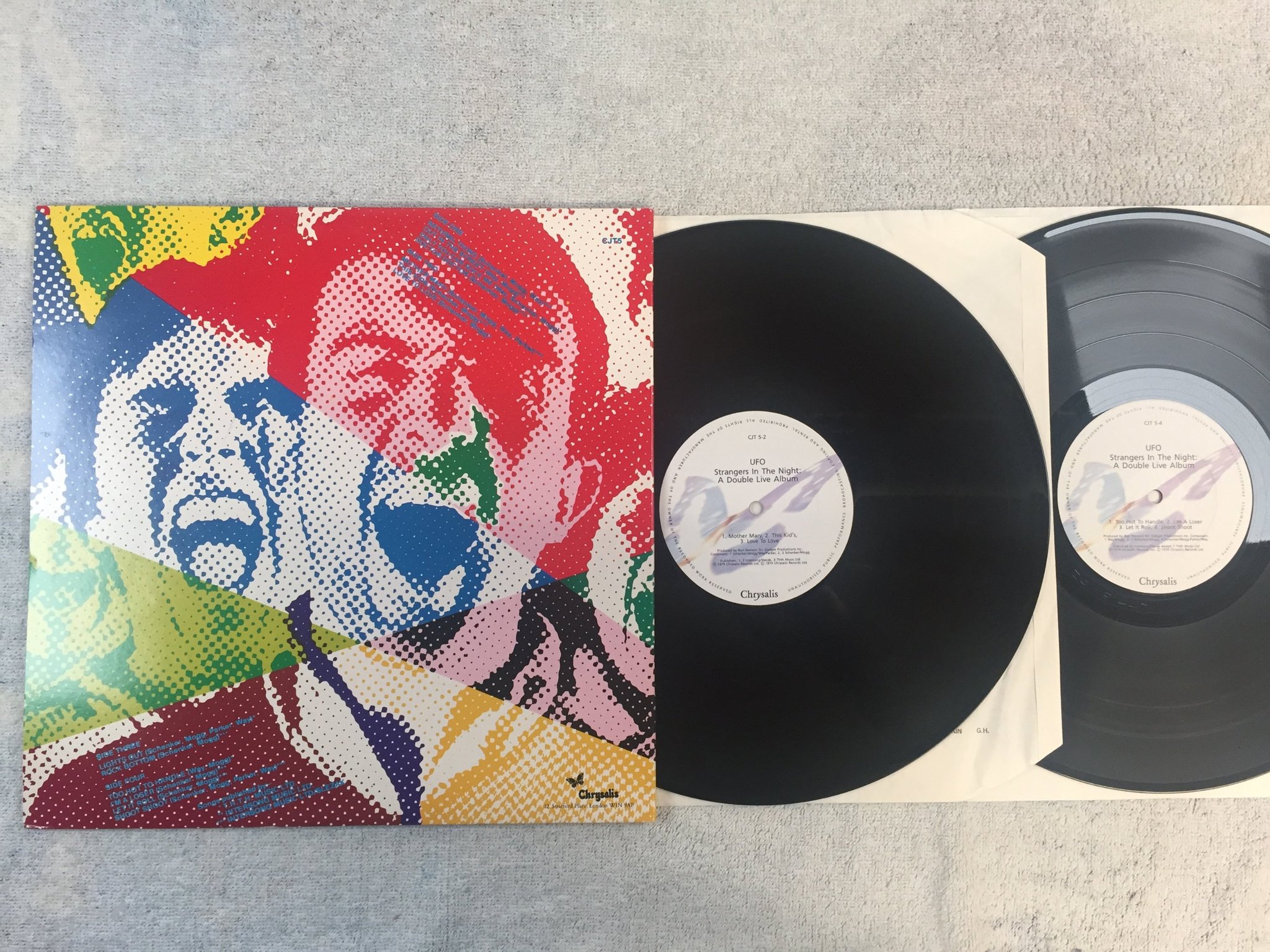 Omslagsbild för skivan UFO strangers in the night 2xLP -79 UK CHRYSALIS CJT 5-4