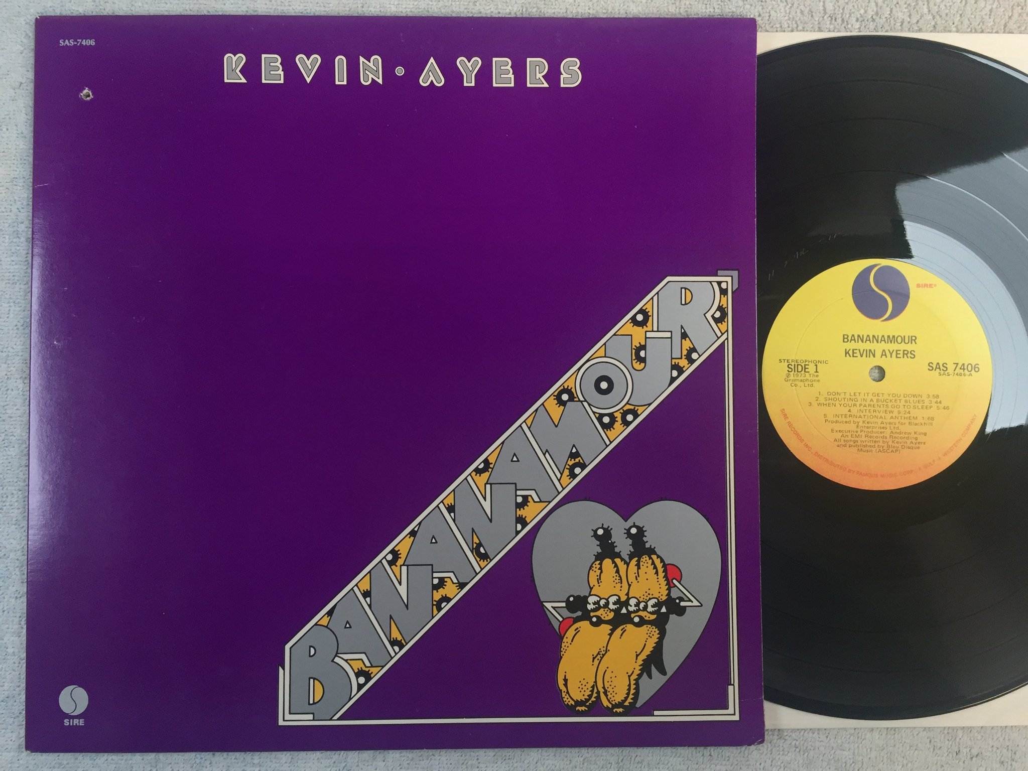 Omslagsbild för skivan KEVIN AYERS bananamour LP -73 US SIRE SAS-7406  "sterling"