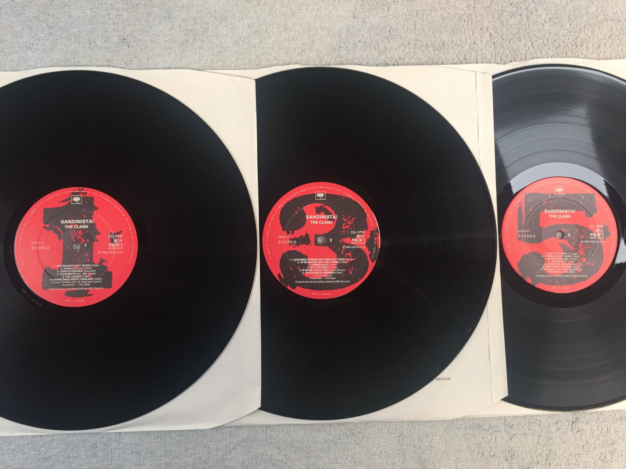 Omslagsbild för skivan THE CLASH sandinista! 3xLP -80 UK CBS FSLN 1  top copy!