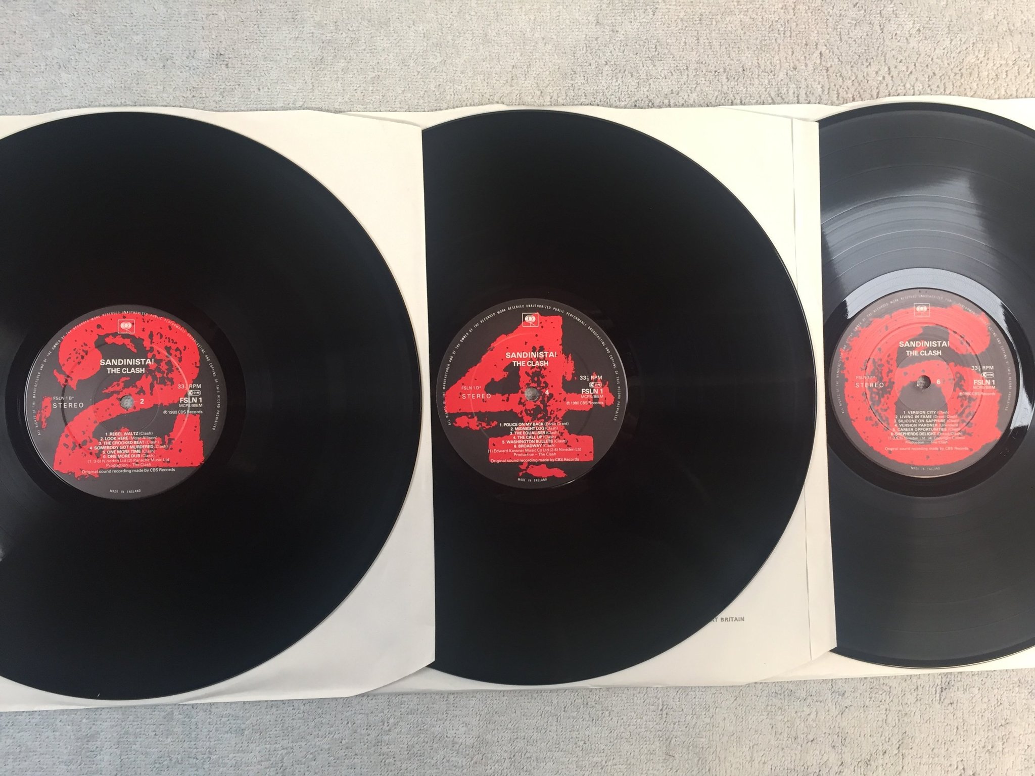 Omslagsbild för skivan THE CLASH sandinista! 3xLP -80 UK CBS FSLN 1  top copy!