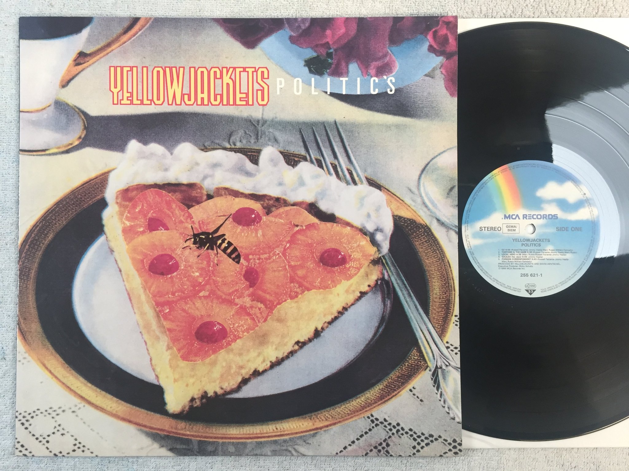 Omslagsbild för skivan YELLOWJACKETS politics LP -88 Ger MCA 255 621-1